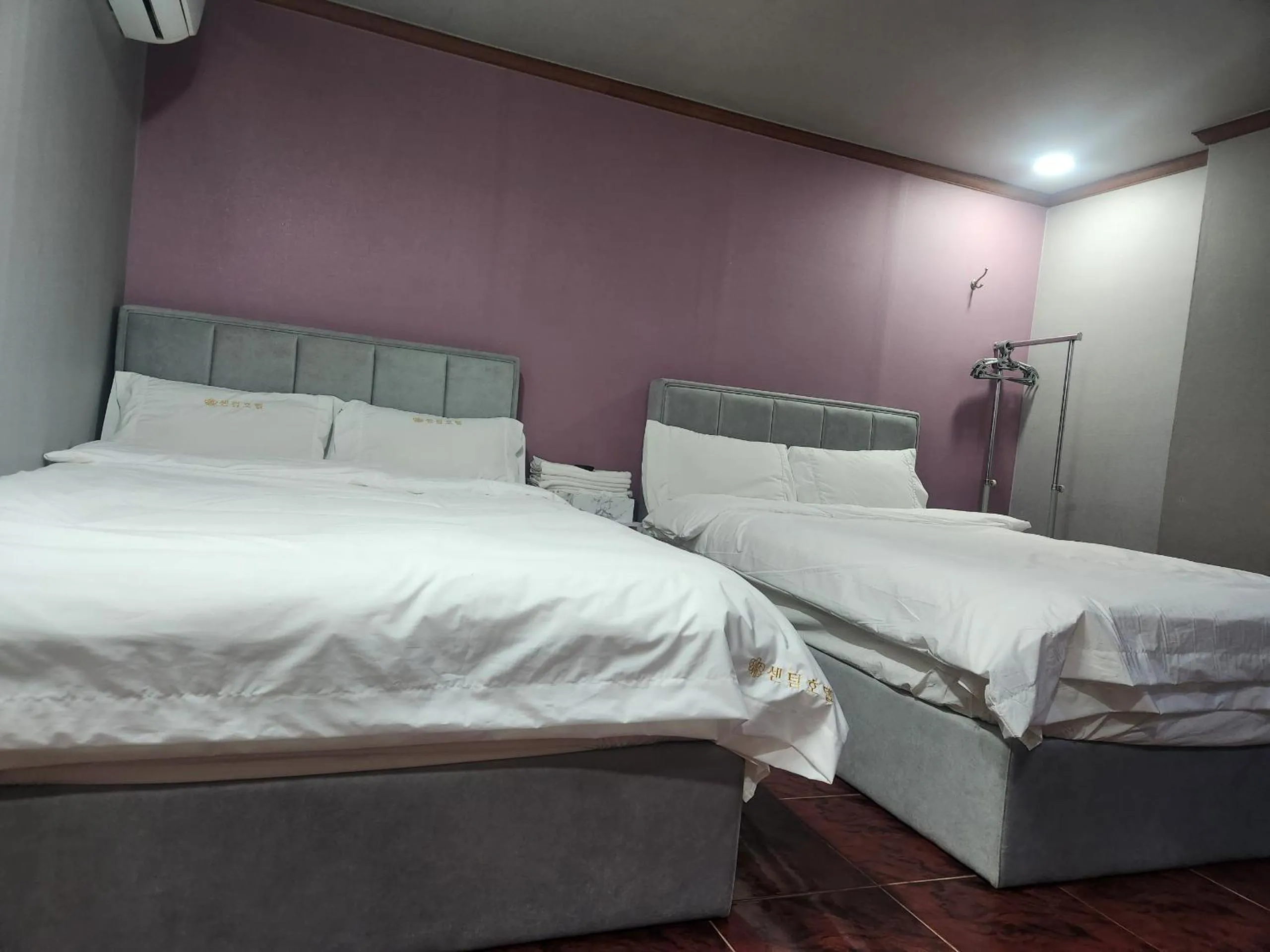 Decorative detail, Bed in Busan Station Centum Hotel