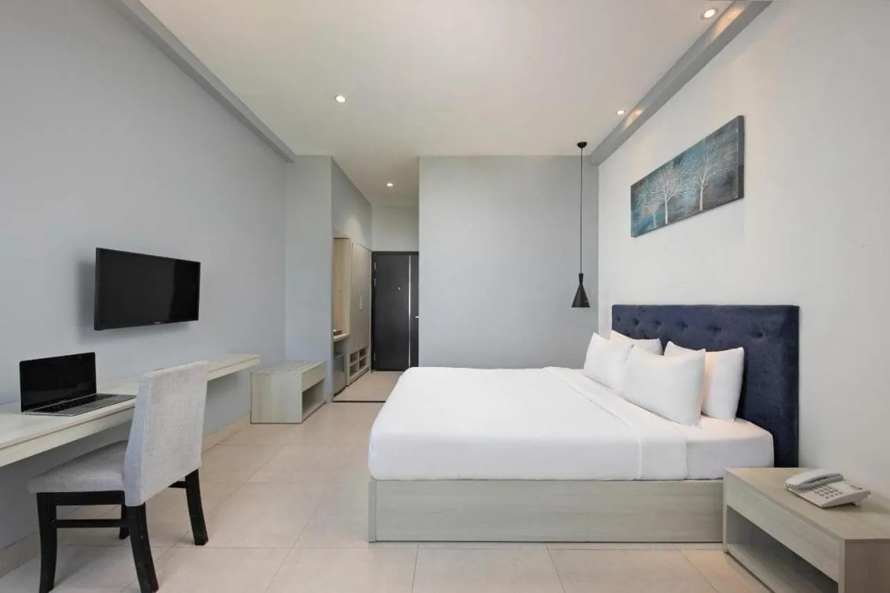 Bed in Salem Riverside Hotel Room