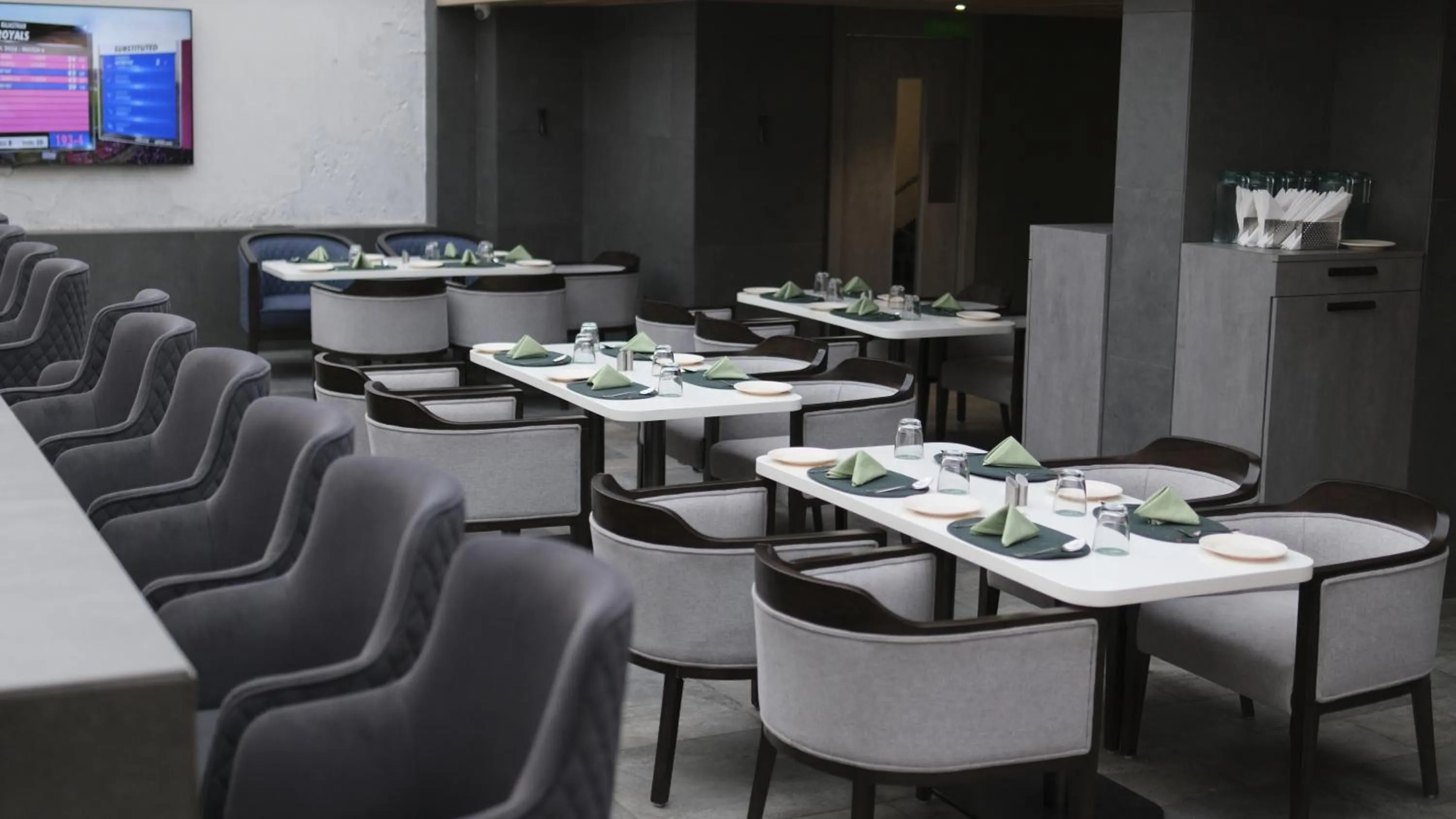 Restaurant/places to eat in Signature Hotel