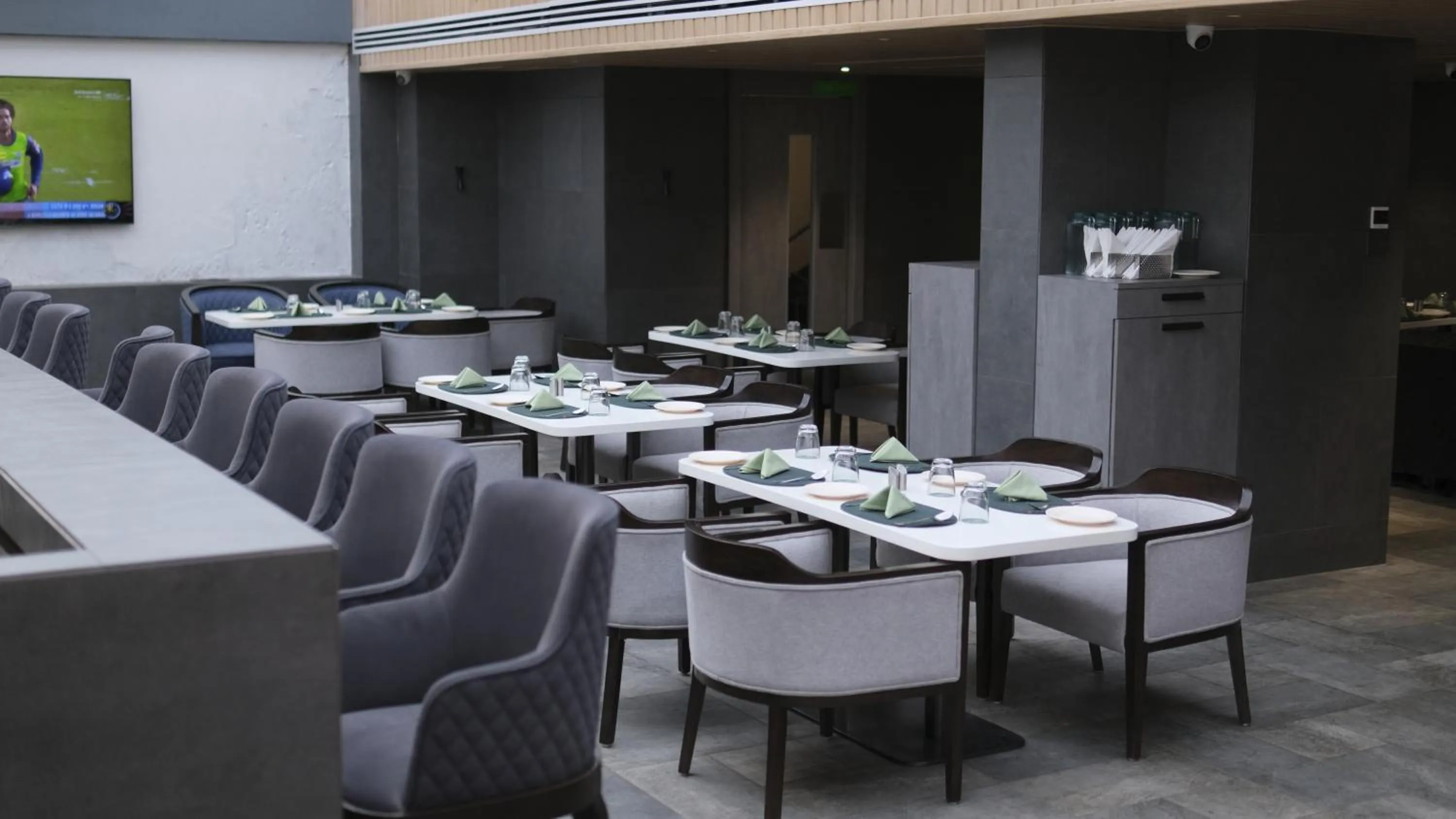 Restaurant/places to eat in Signature Hotel