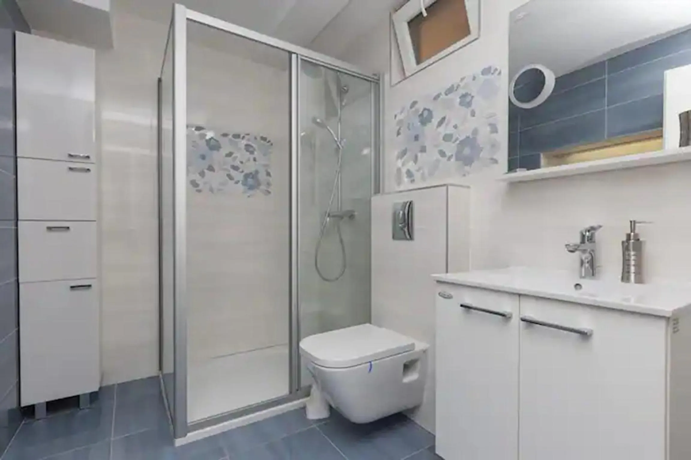 Shower in Studio Apartment Lemon