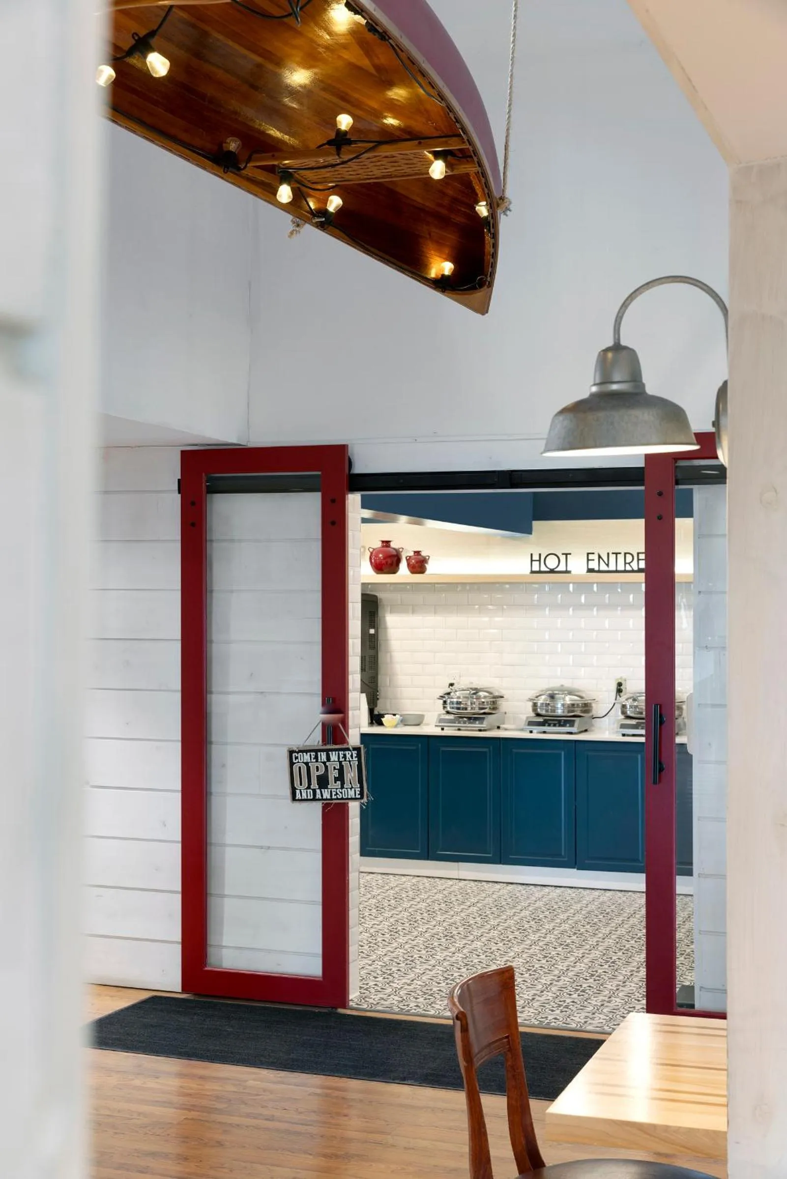 Kitchen or kitchenette in Redwood Lodge