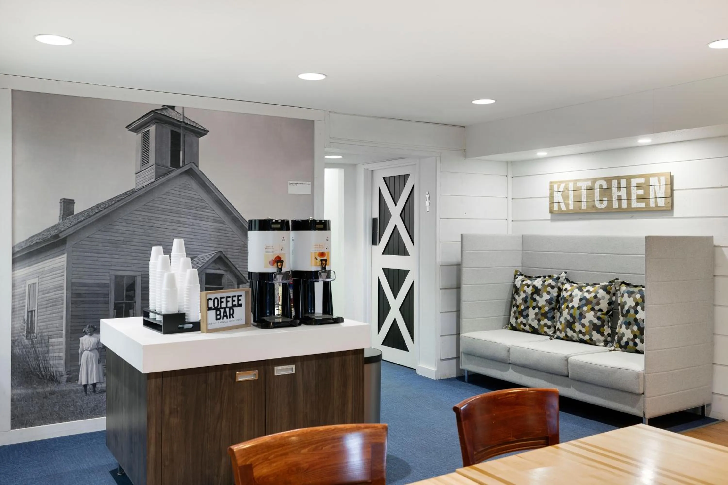 Coffee/tea facilities in Redwood Lodge