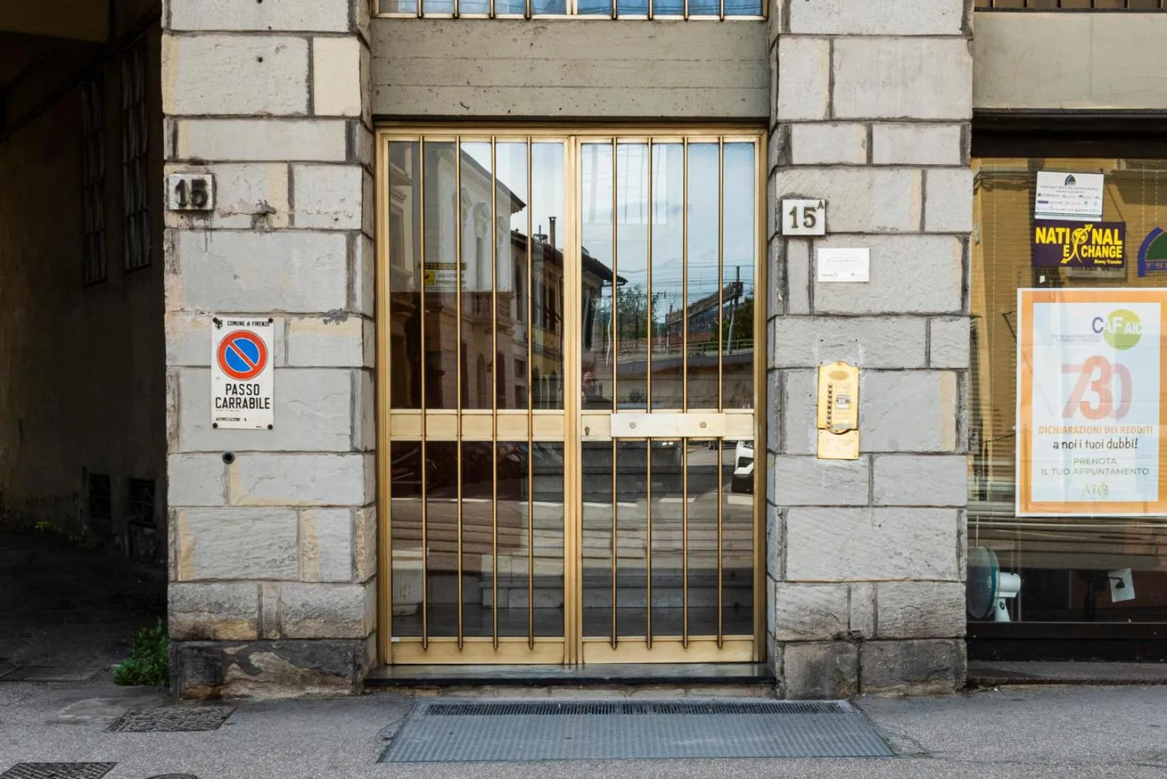 Facade/entrance in Guido Monaco by Mmega