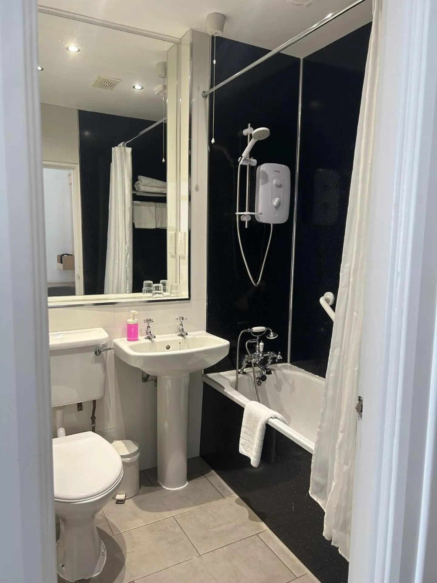 Shower in Drummond Hotel