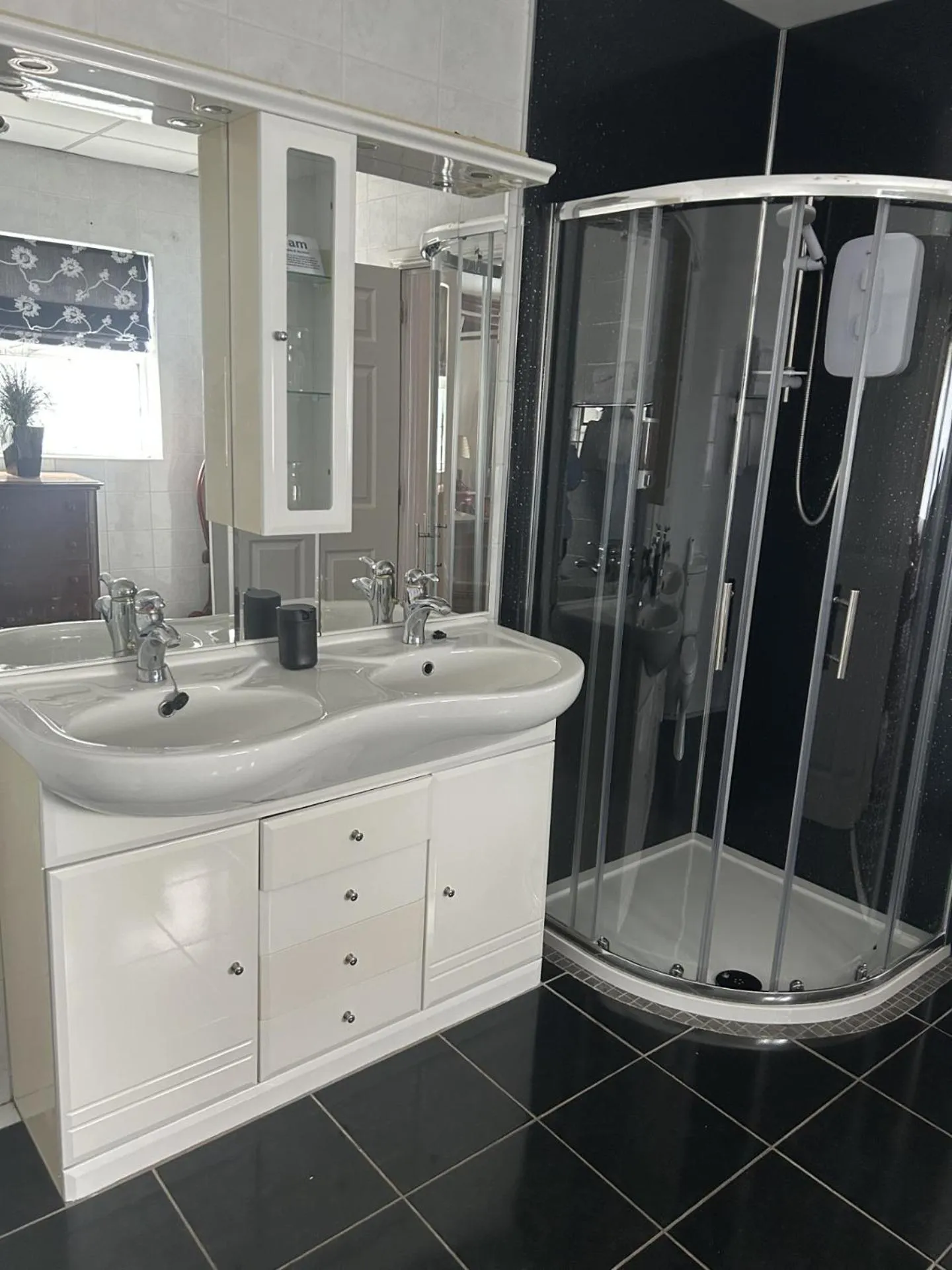 Shower in Drummond Hotel