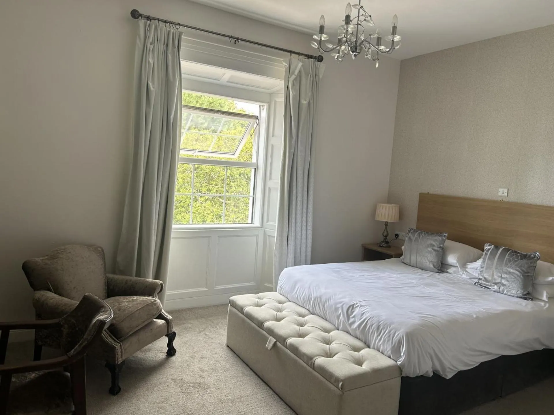 Bed in Drummond Hotel