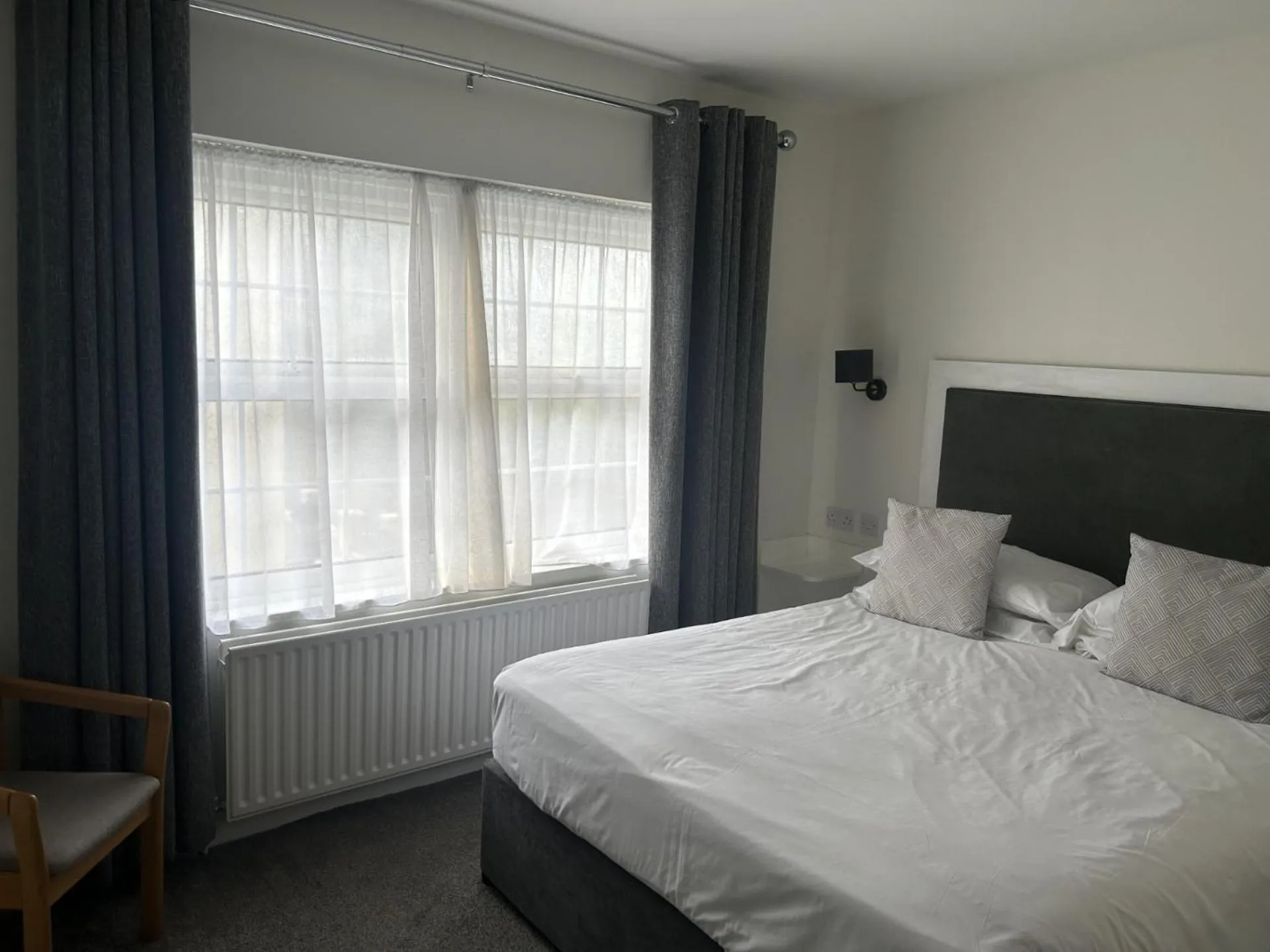 Bedroom, Bed in Drummond Hotel