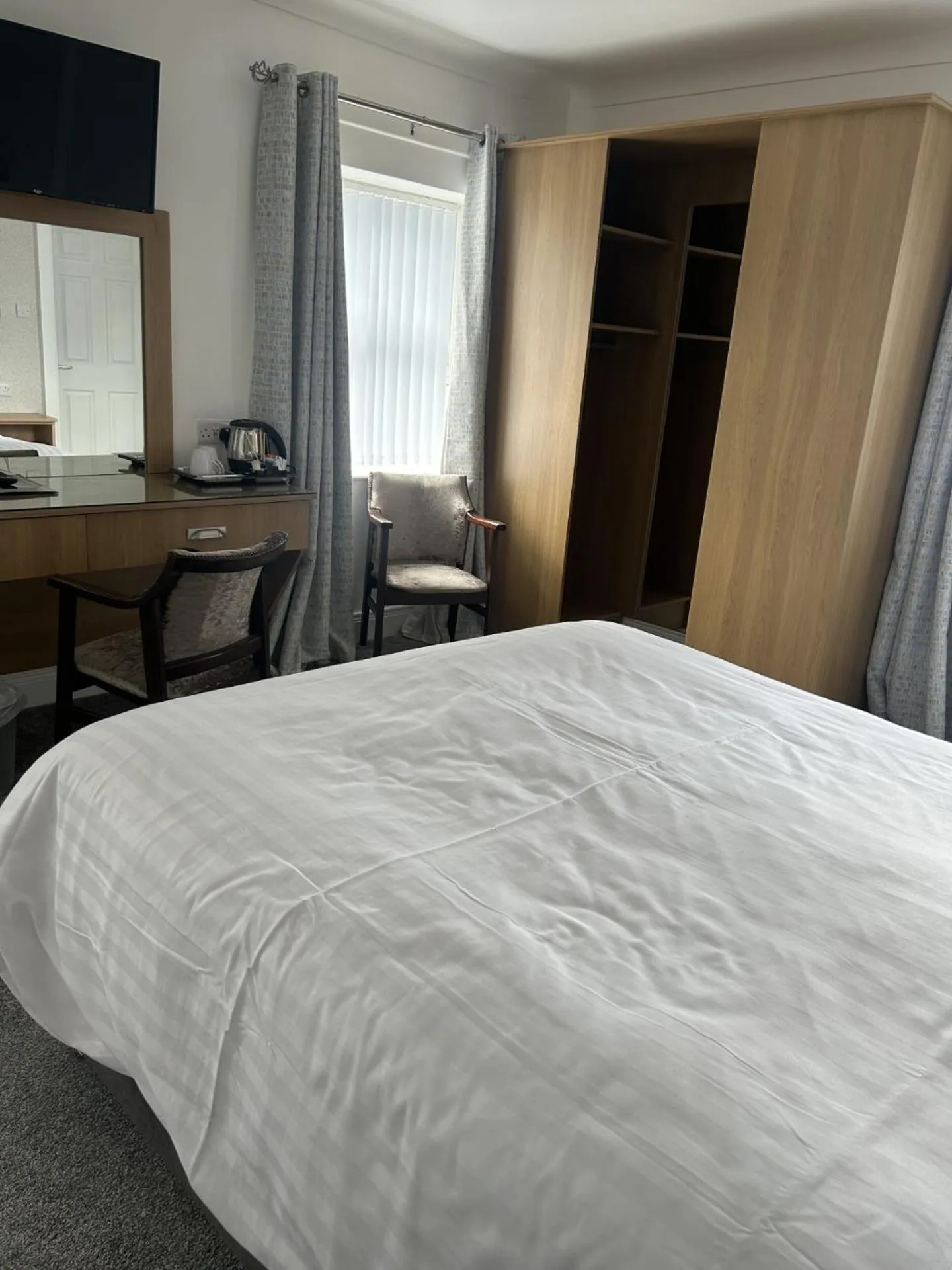 wardrobe, Bed in Drummond Hotel