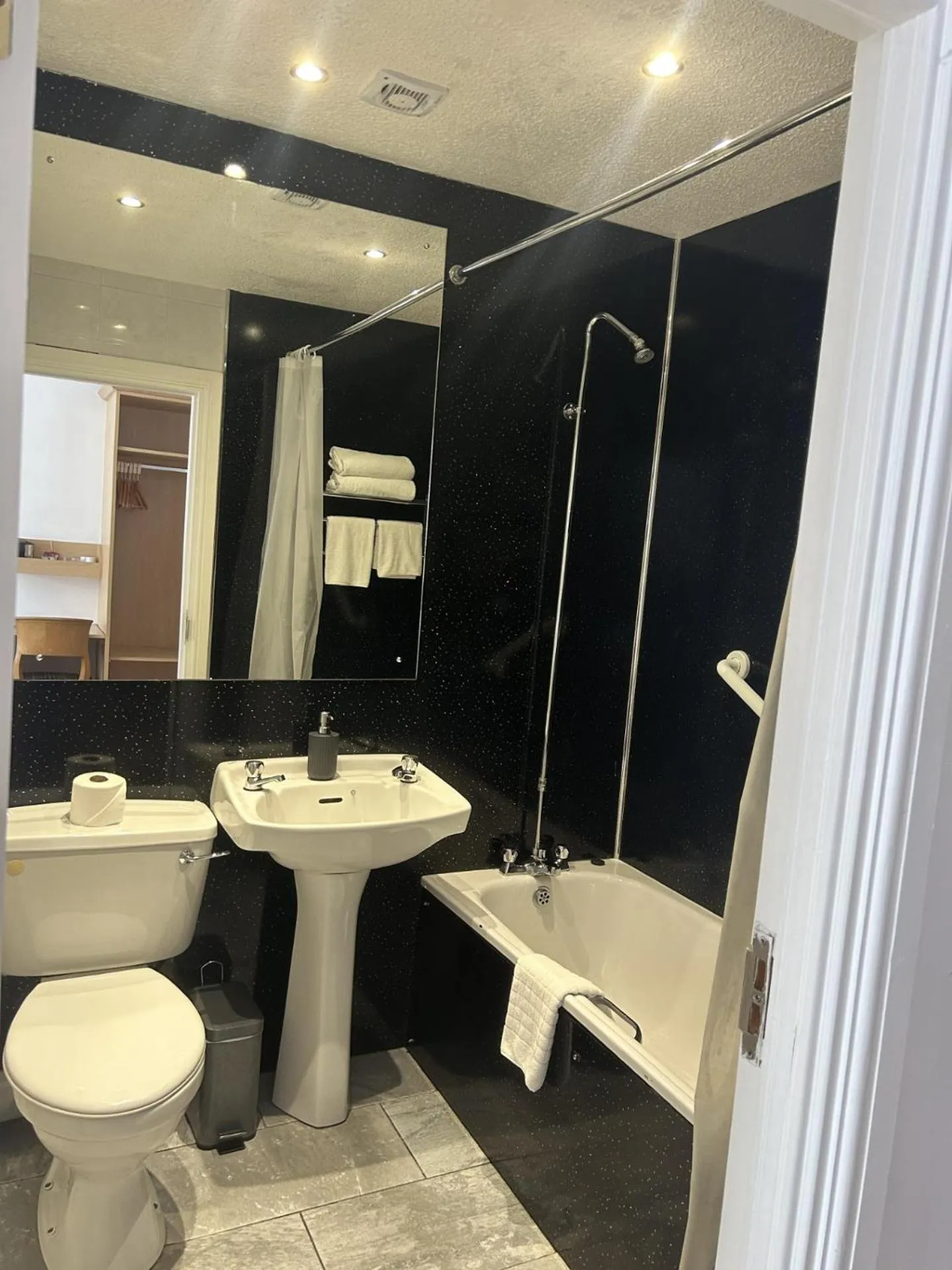 Shower in Drummond Hotel