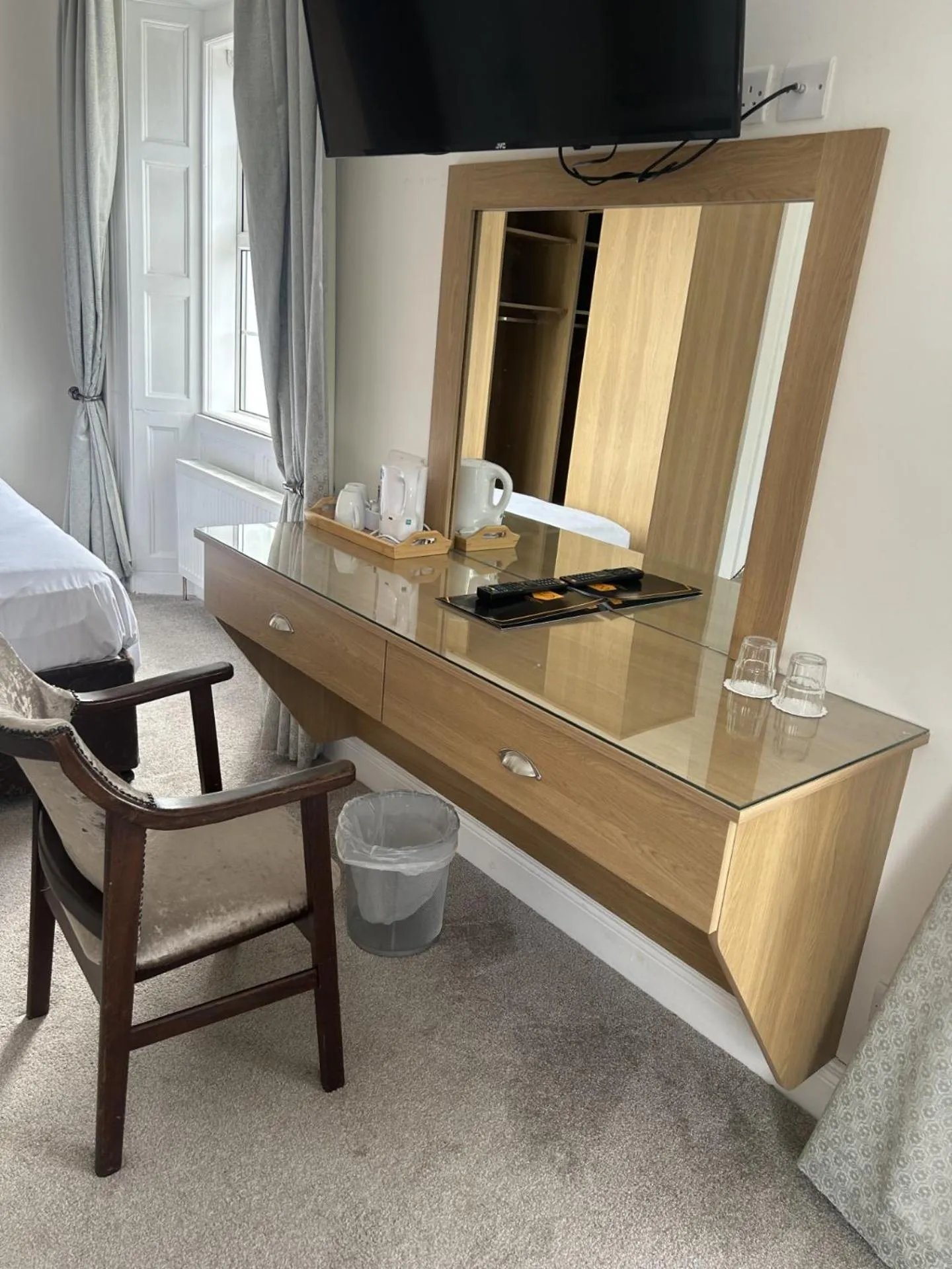 Seating area, Bed in Drummond Hotel