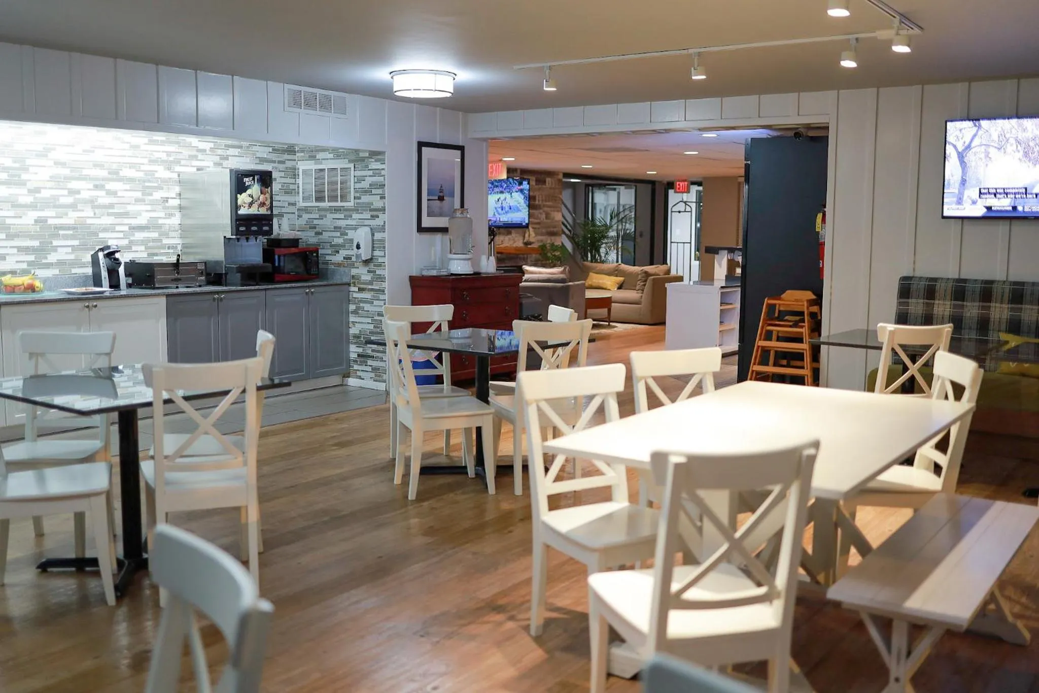 Breakfast in Harbor Town Inn, BW Signature Collection