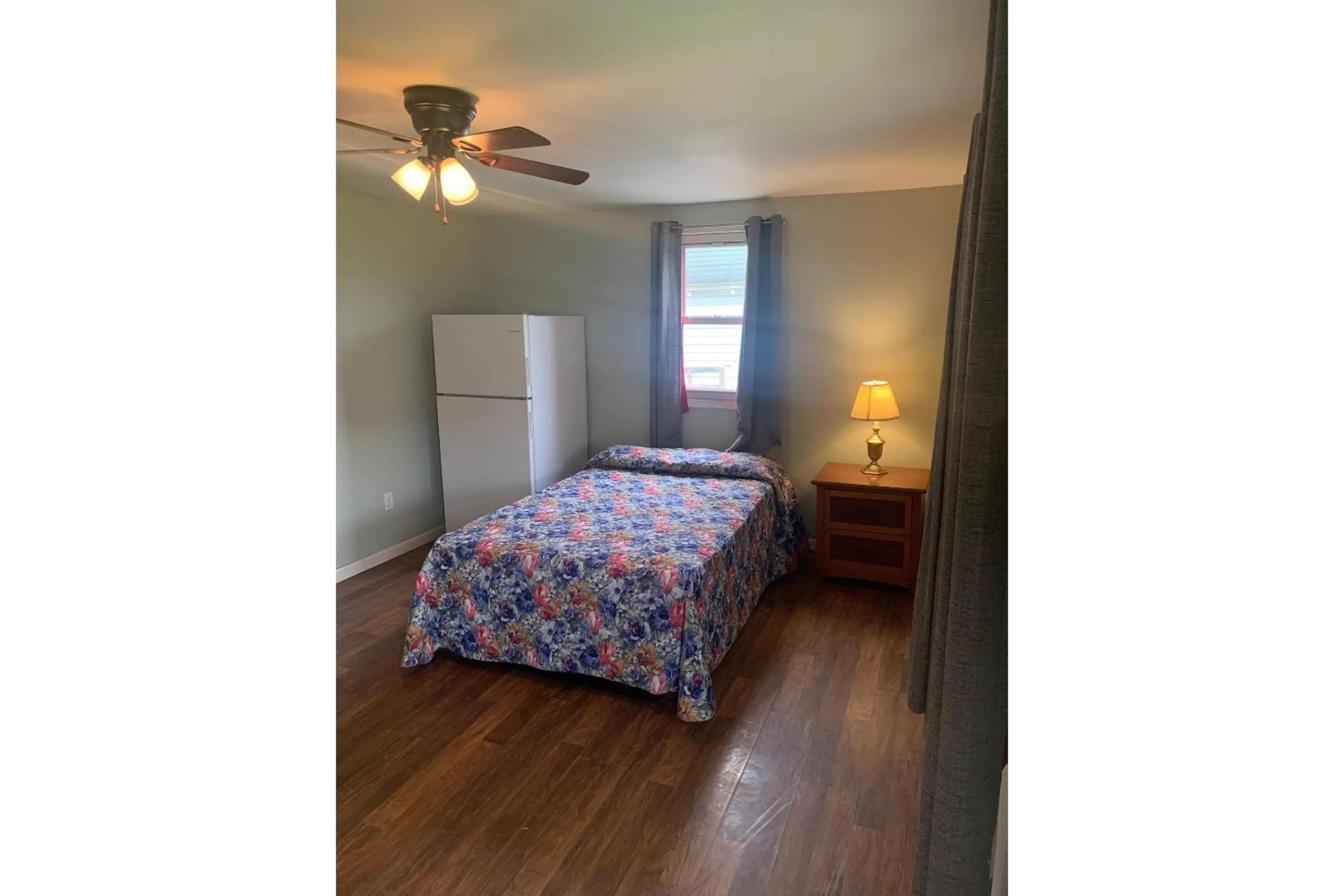 Bedroom, Bed in Werry's Cottages and Pub By OYO East Stroudsborg - Weekly Stays