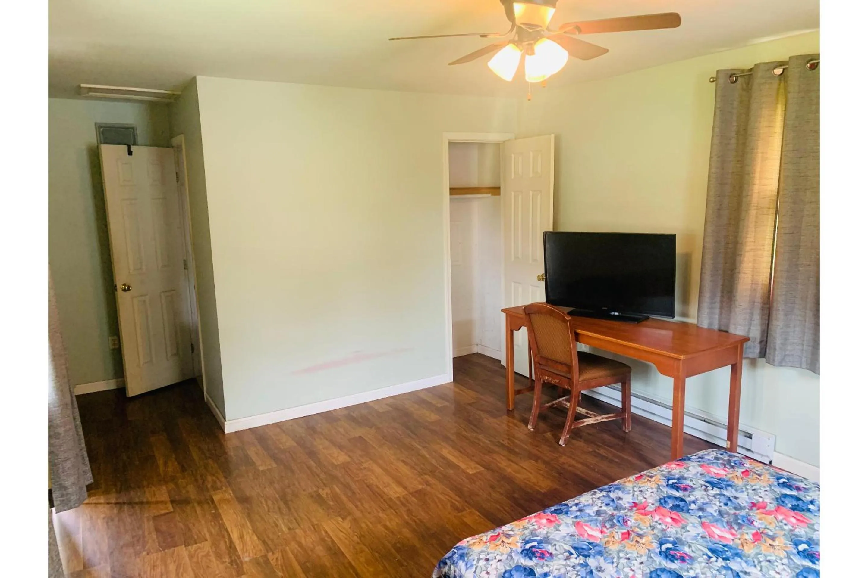 Bedroom, Bed in Werry's Cottages and Pub By OYO East Stroudsborg - Weekly Stays