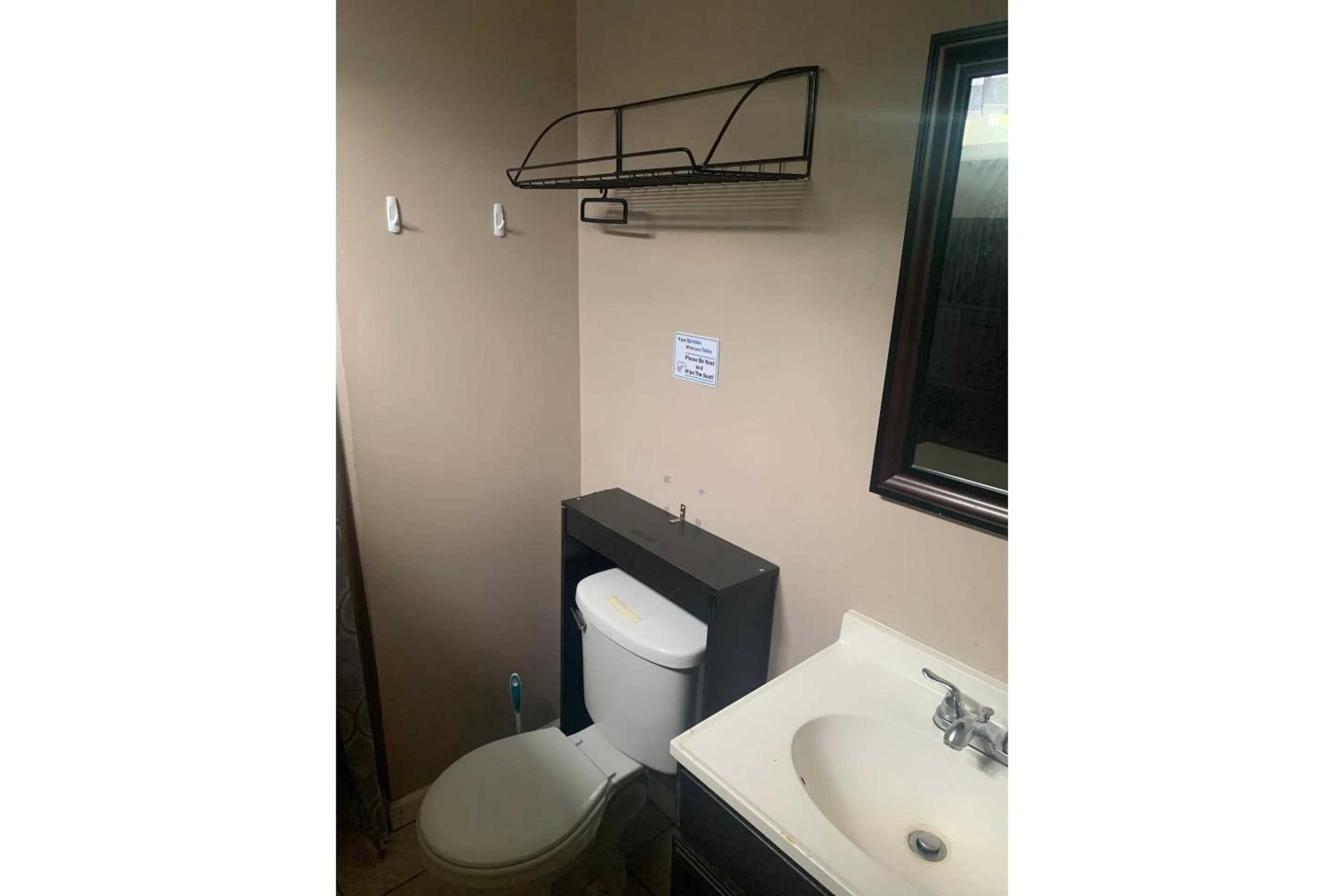 Bathroom in Werry's Cottages and Pub By OYO East Stroudsborg - Weekly Stays