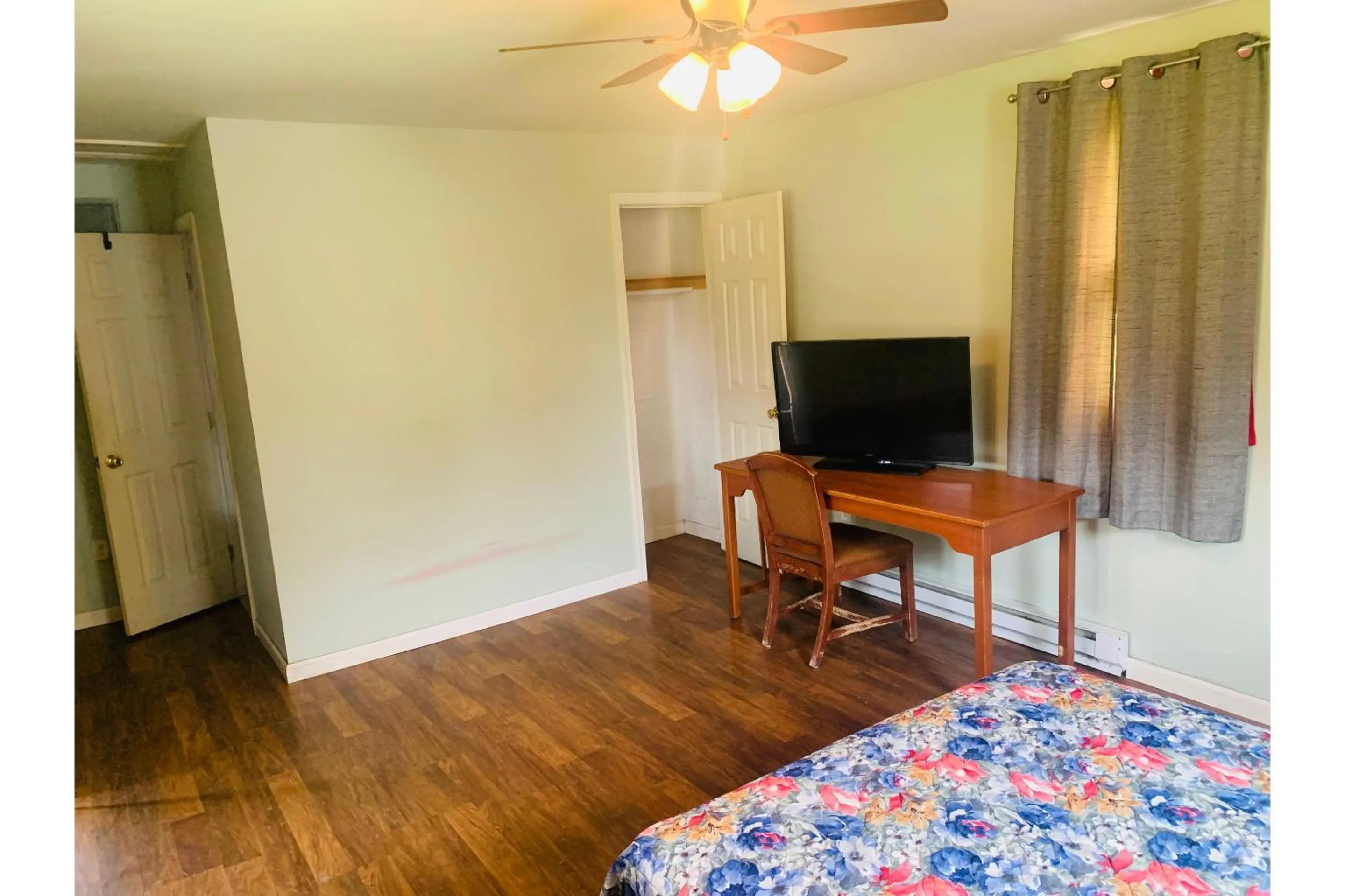 Bedroom in Werry's Cottages and Pub By OYO East Stroudsborg - Weekly Stays