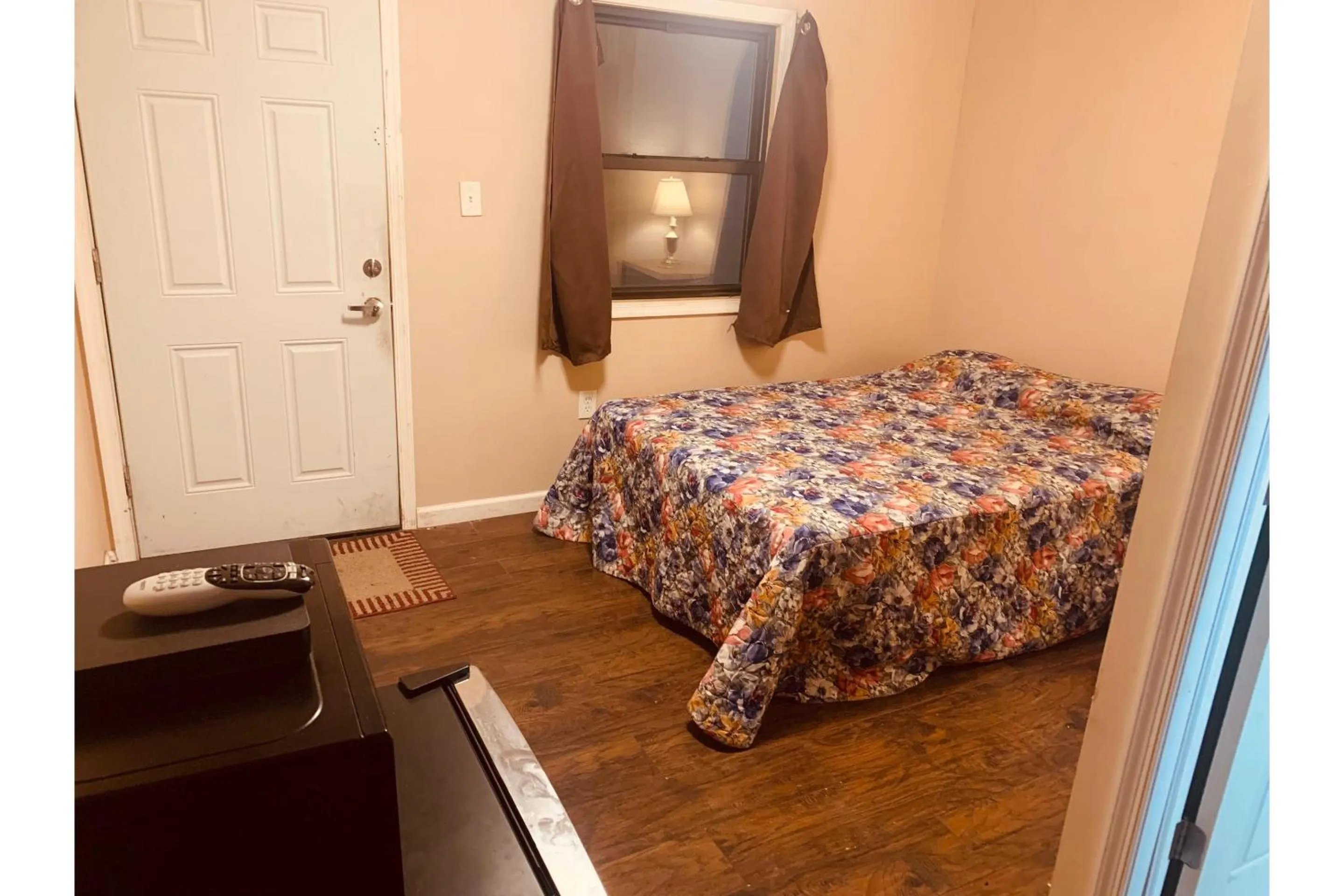 Bedroom, Bed in Werry's Cottages and Pub By OYO East Stroudsborg - Weekly Stays