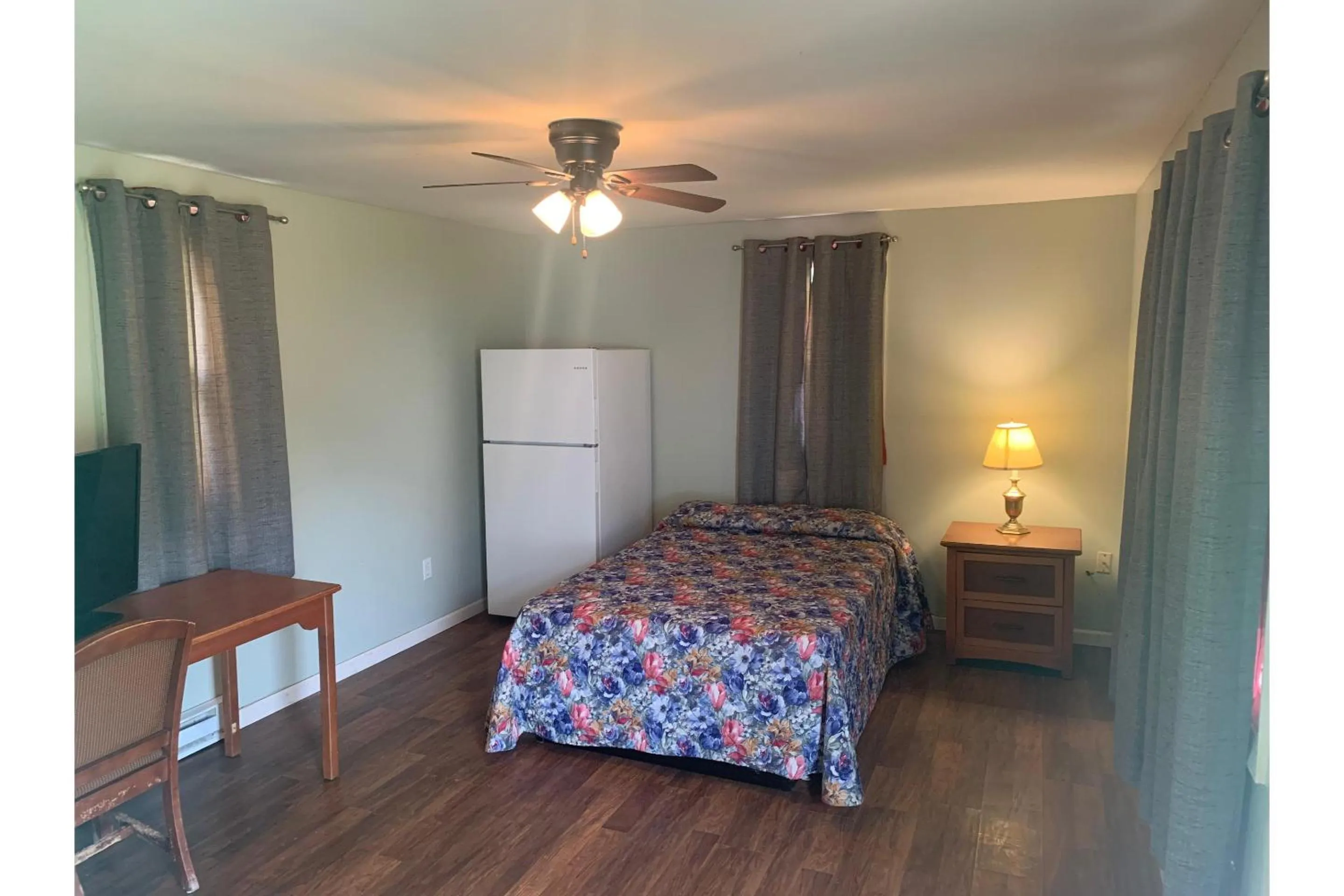 Bedroom, Bed in Werry's Cottages and Pub By OYO East Stroudsborg - Weekly Stays