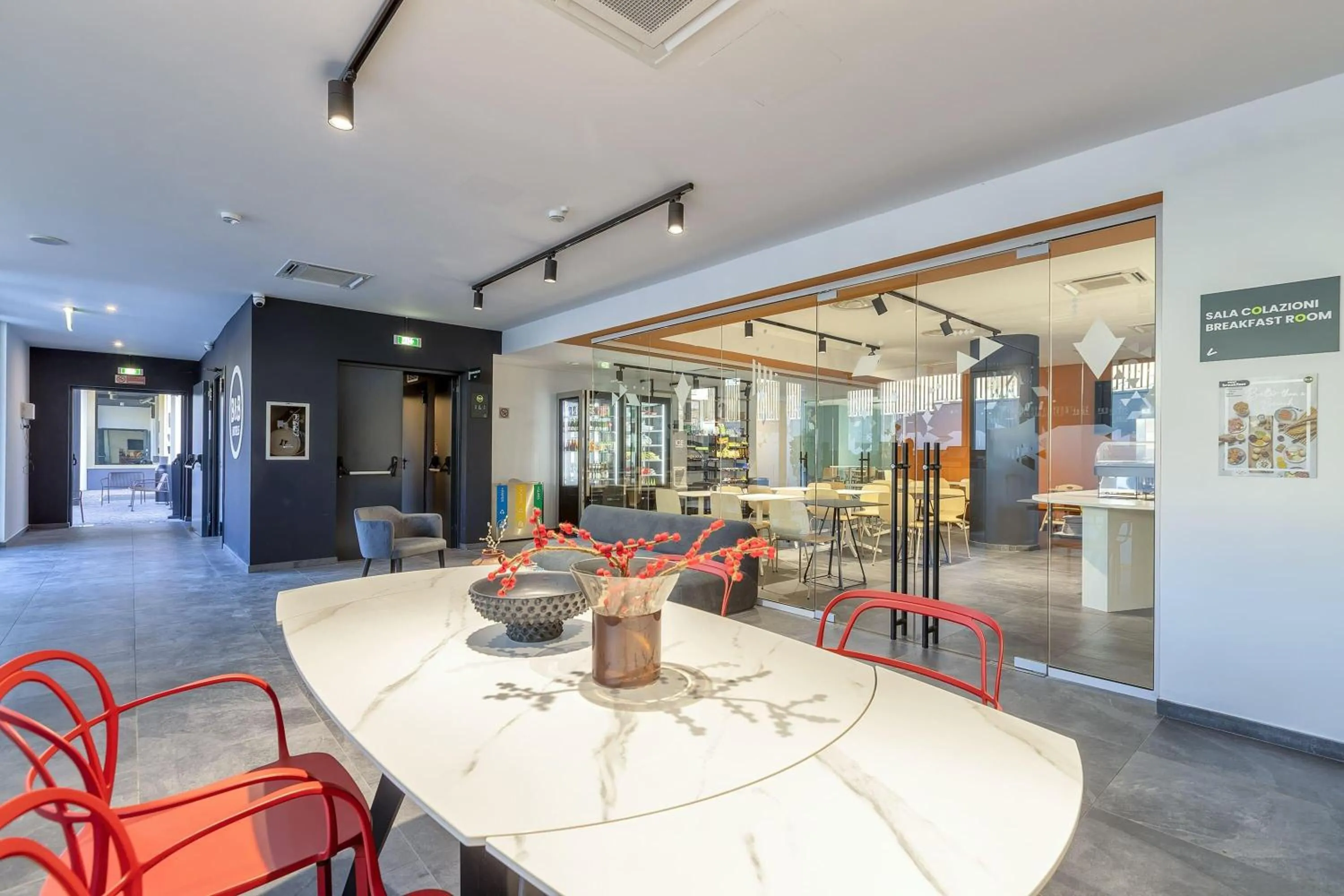 Lobby or reception in B&B HOTEL Sassari