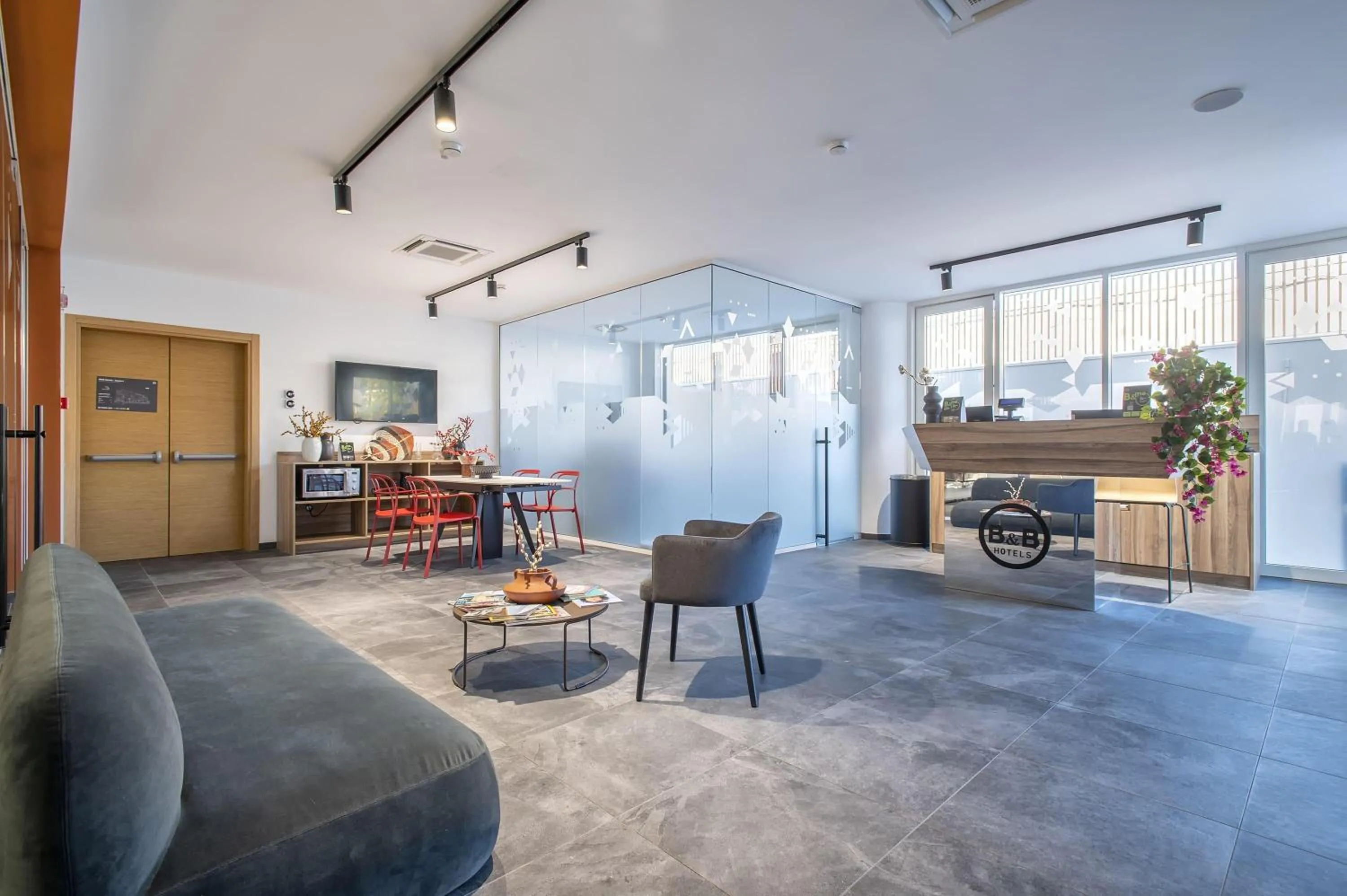 Lobby or reception in B&B HOTEL Sassari