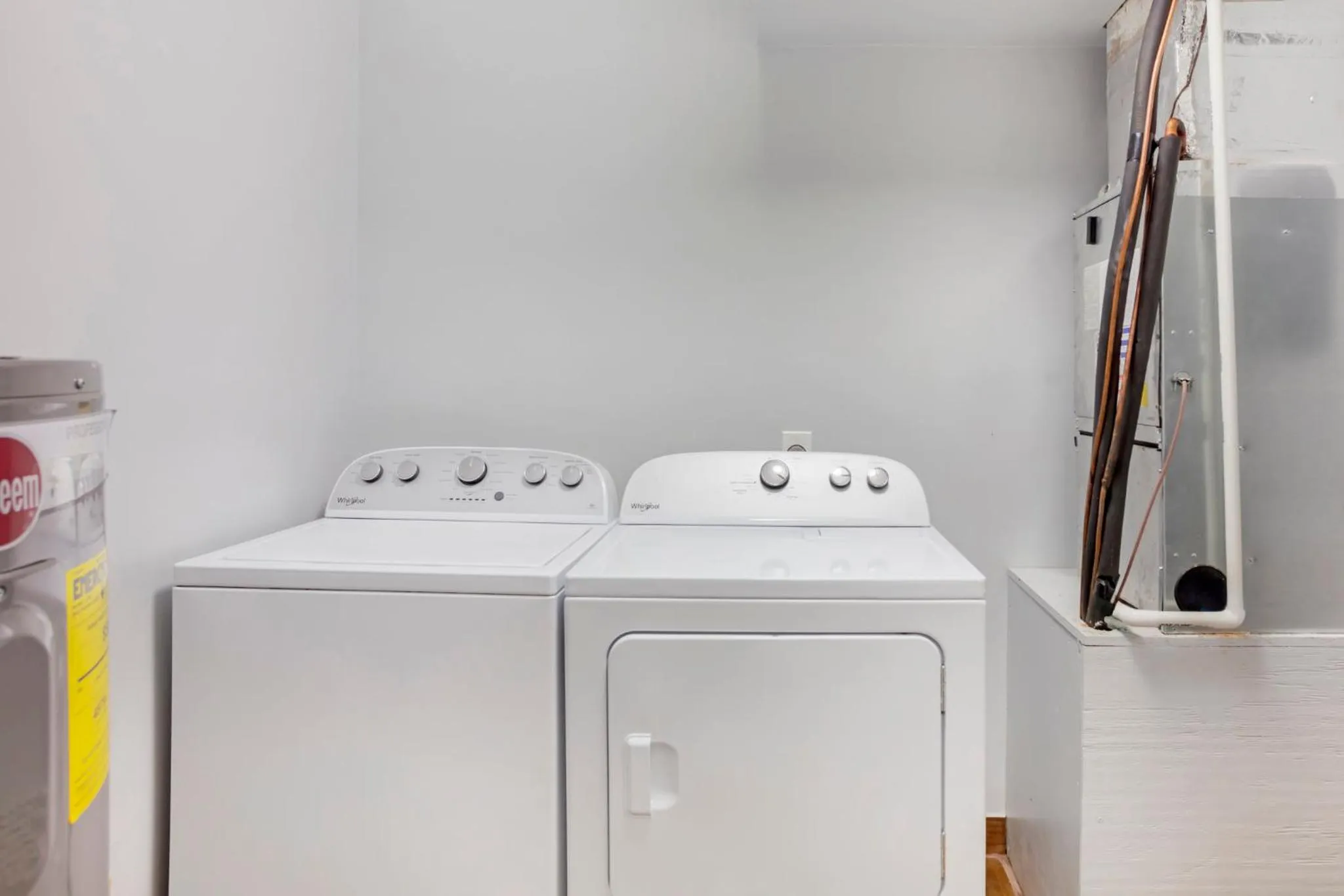 Photo of the whole room in HomeTowne Studios by Red Roof Huntsville - Madison