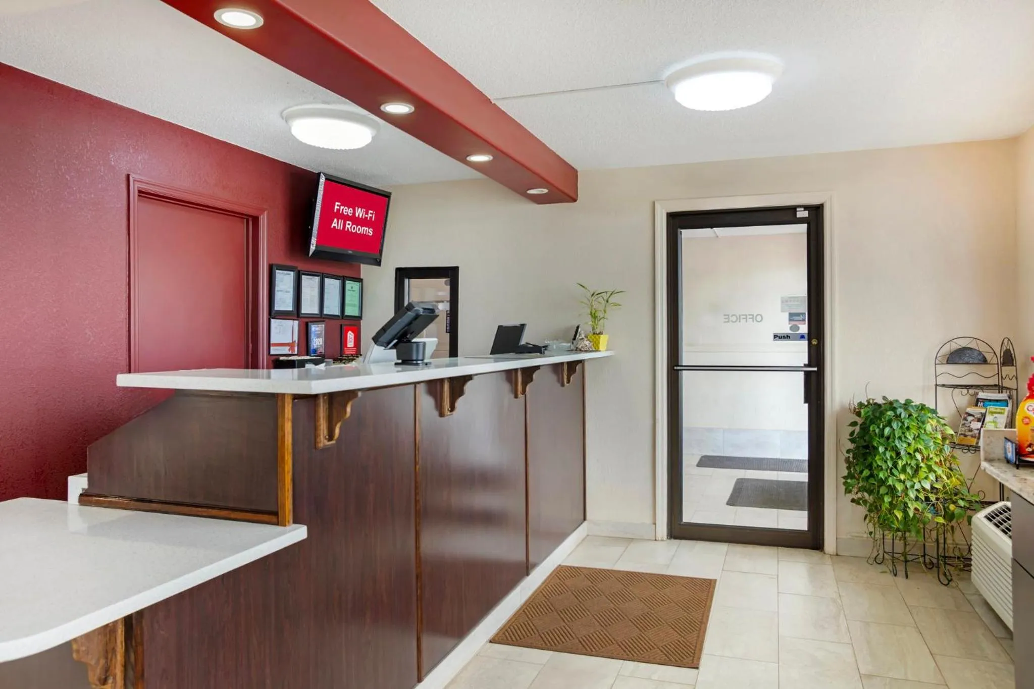 Lobby or reception in HomeTowne Studios by Red Roof Huntsville - Madison