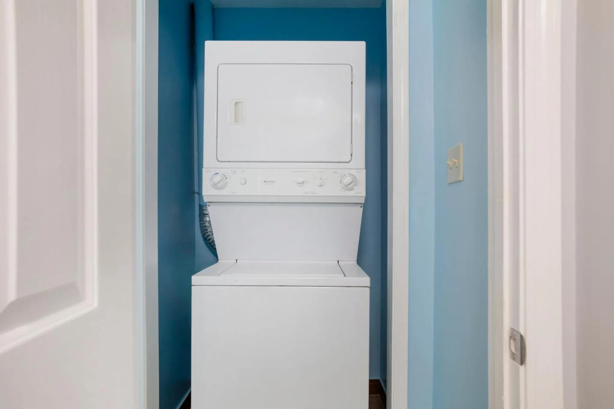 Photo of the whole room in HomeTowne Studios by Red Roof Huntsville - Madison