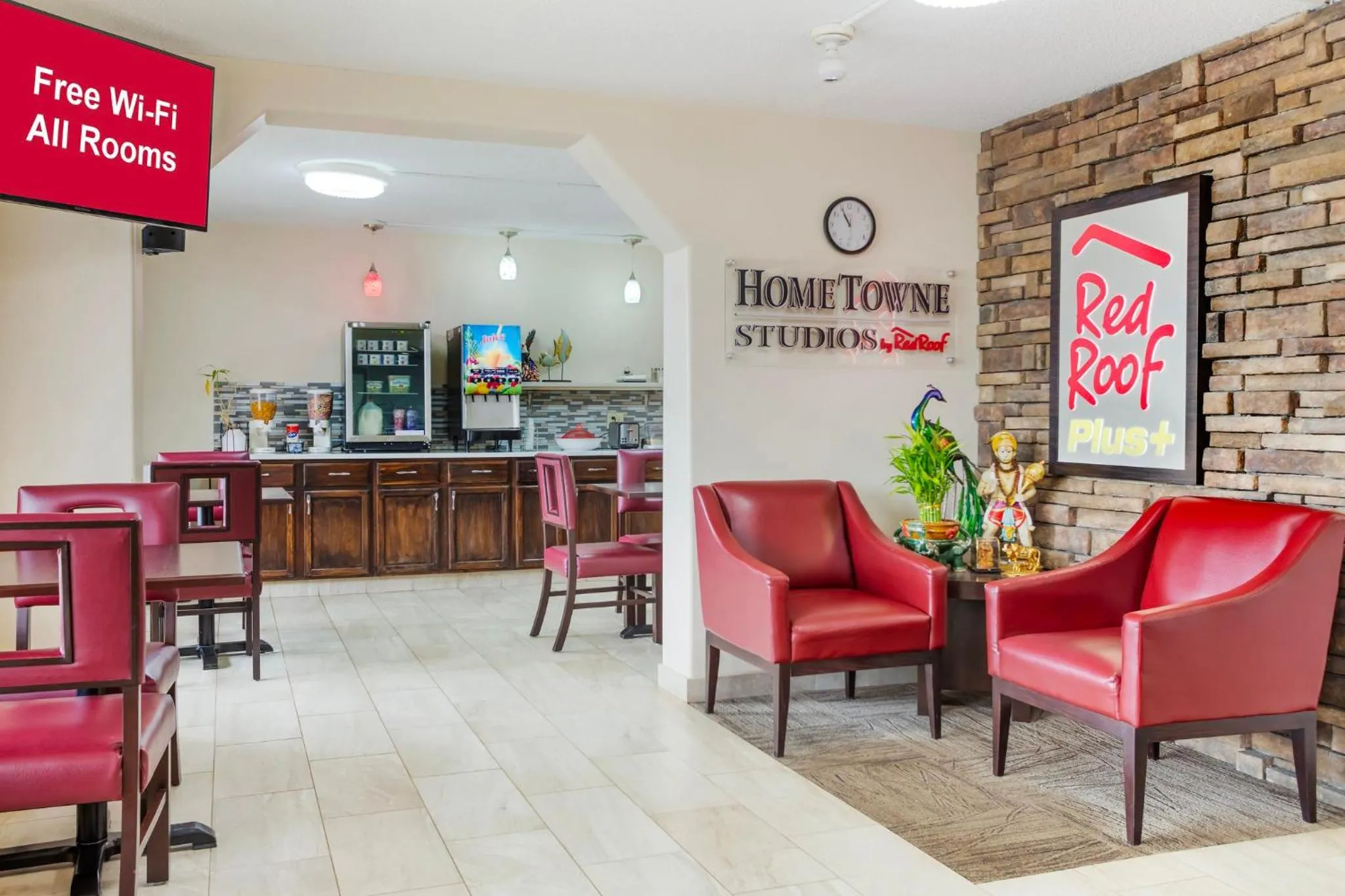 Lobby or reception in HomeTowne Studios by Red Roof Huntsville - Madison