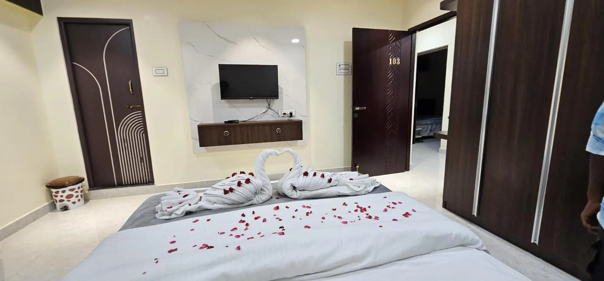 TV and multimedia, Bed in Jai Raja's Tower