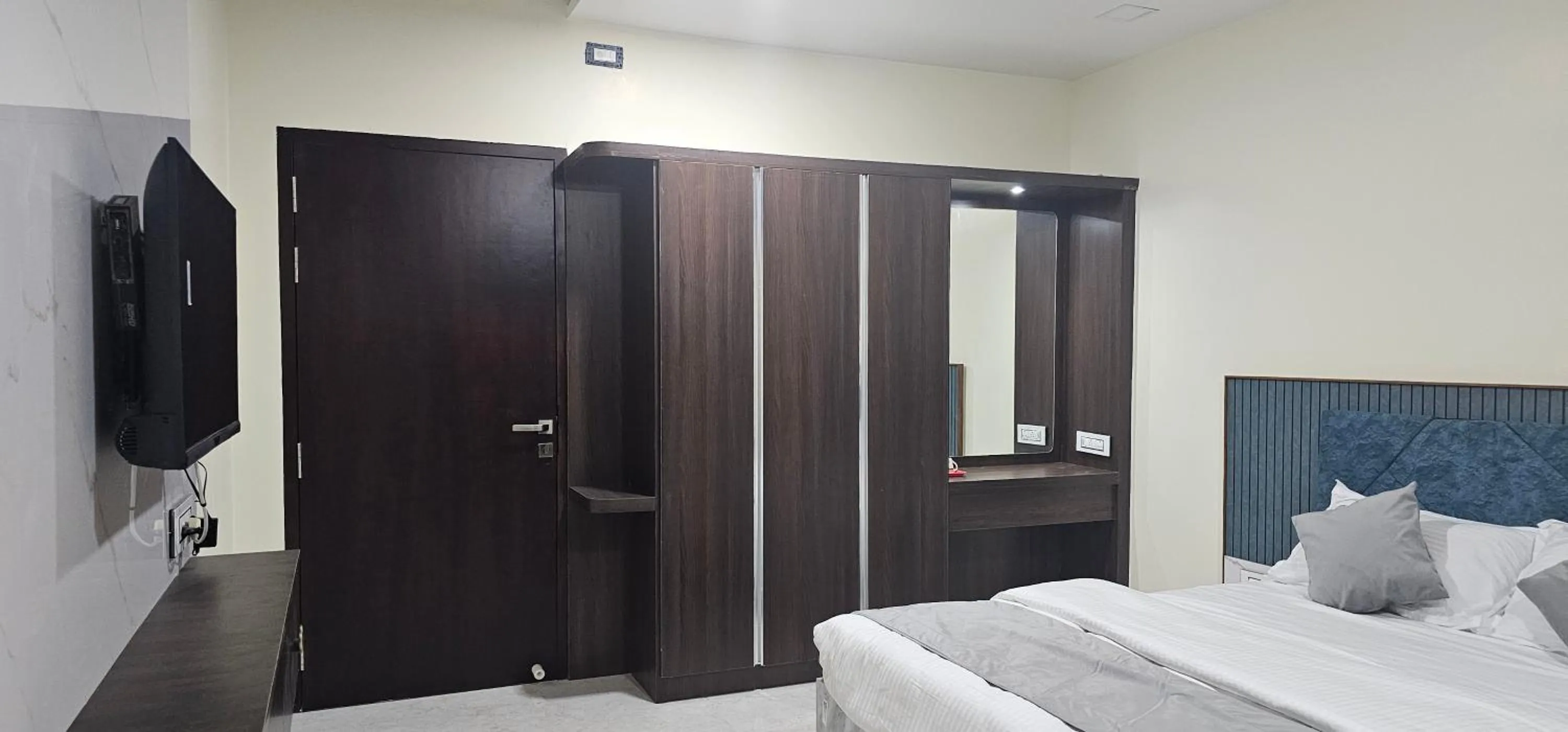 wardrobe, Bed in Jai Raja's Tower