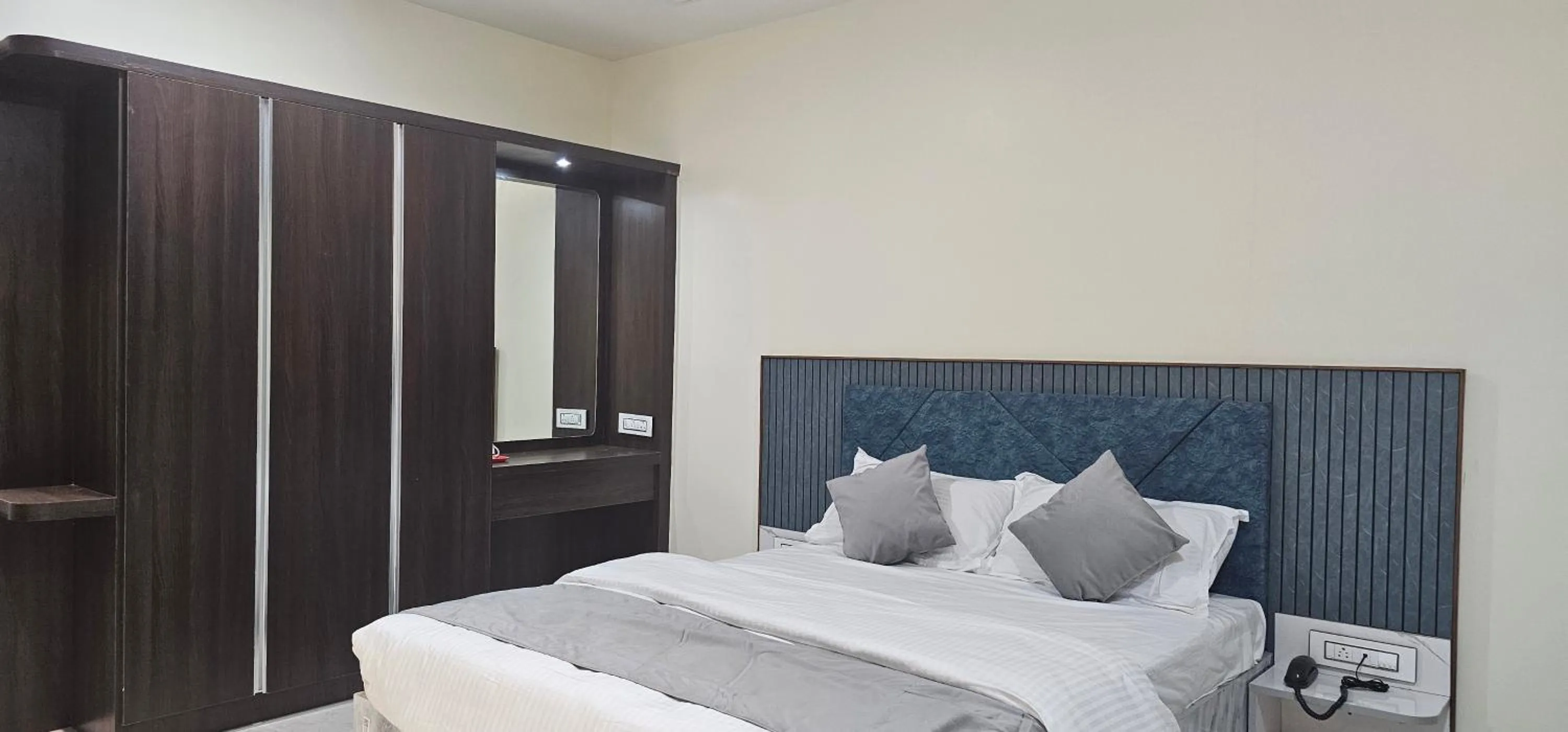 wardrobe, Bed in Jai Raja's Tower