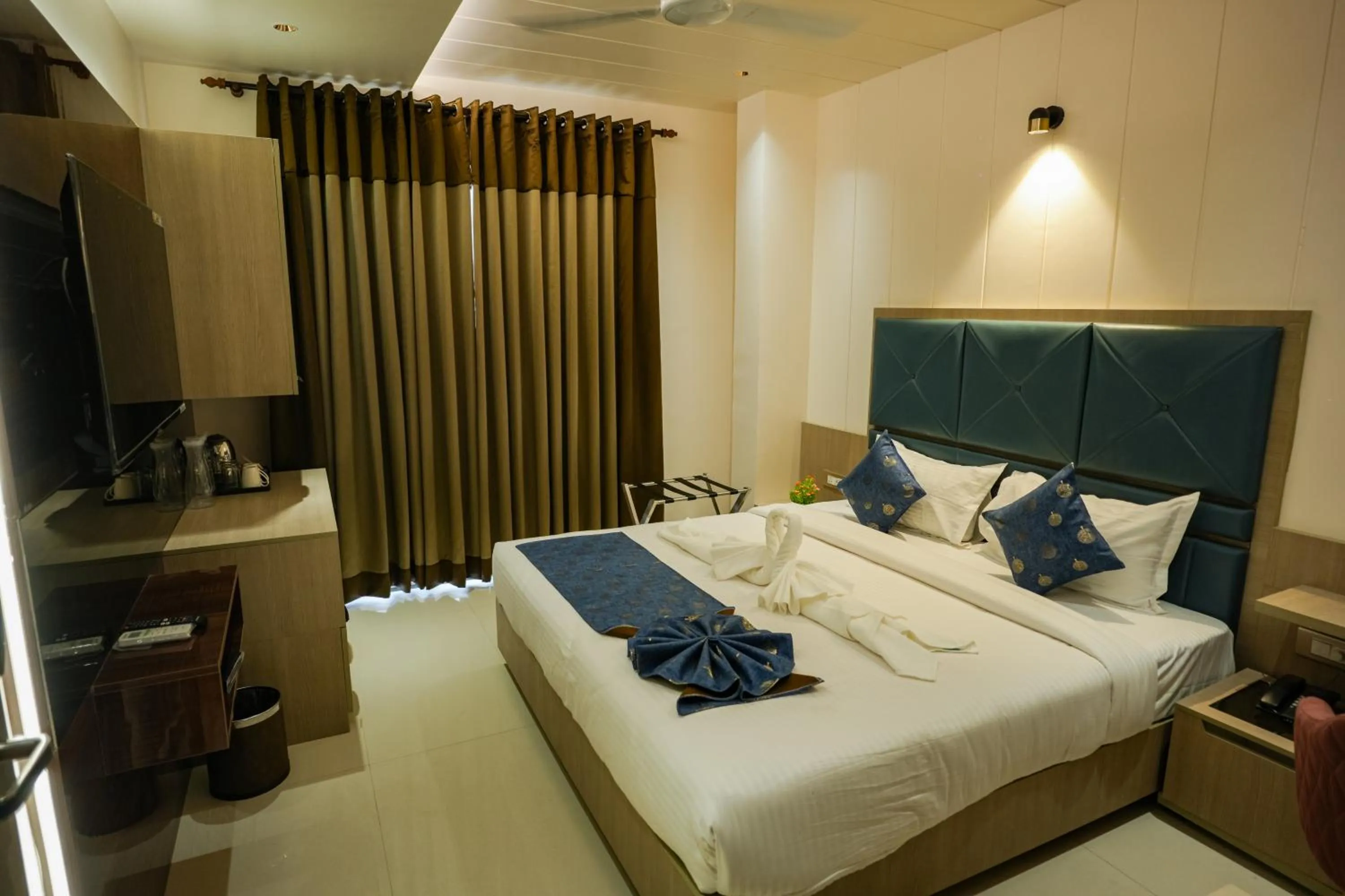 TV and multimedia, Bed in Sri Shyam Villas Near Kashi Vishwanath Temple