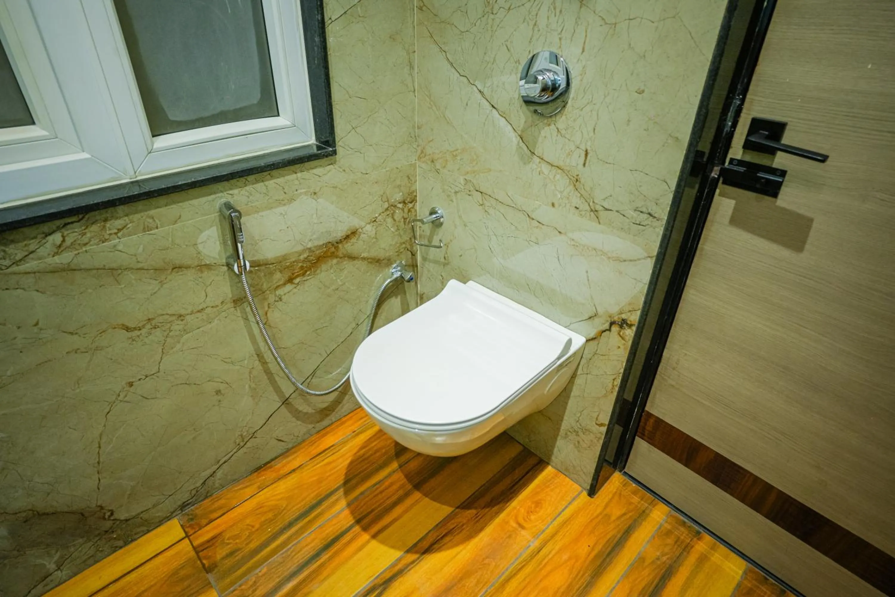 Toilet in Sri Shyam Villas Near Kashi Vishwanath Temple