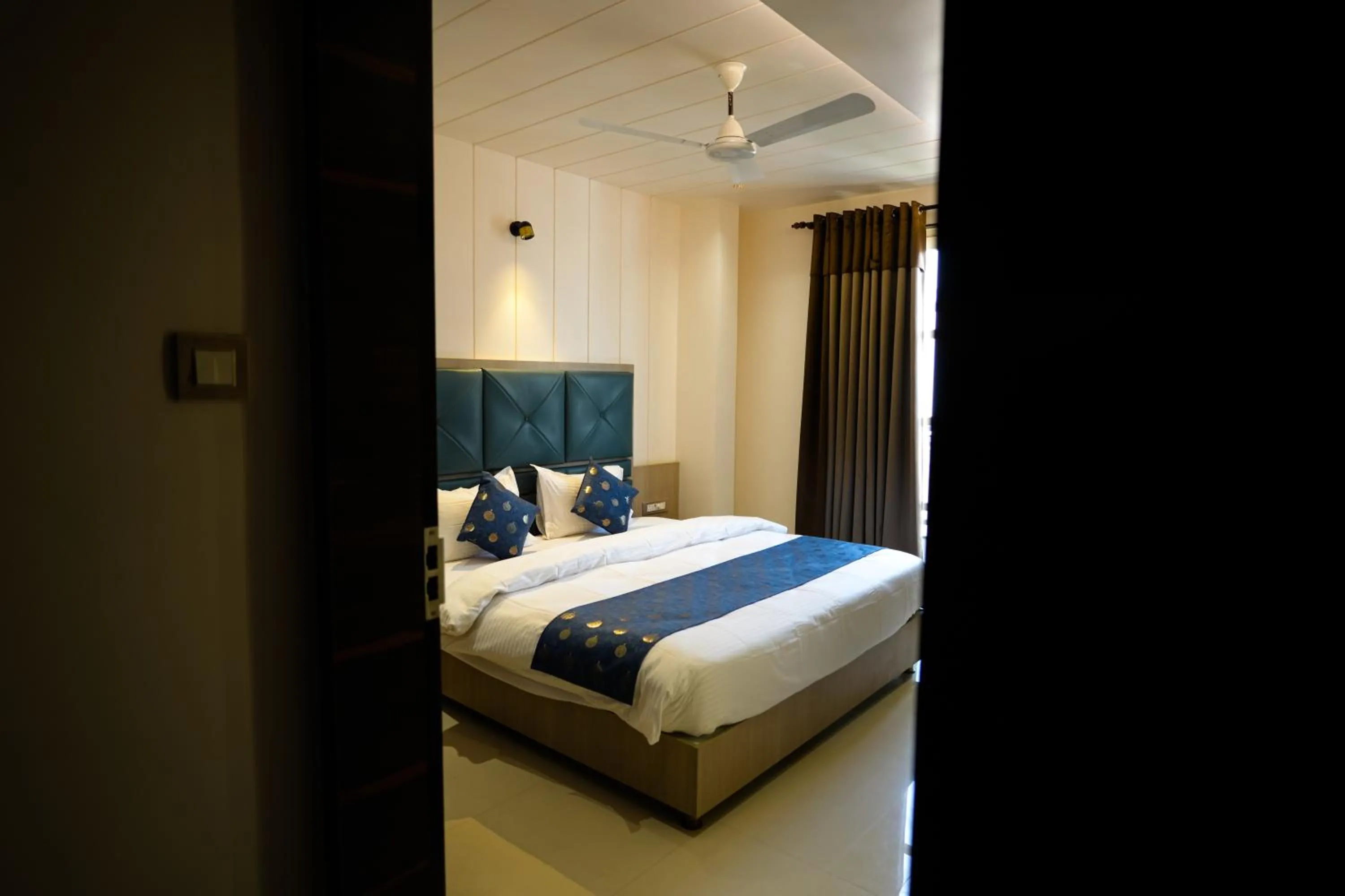 Bedroom, Bed in Sri Shyam Villas Near Kashi Vishwanath Temple