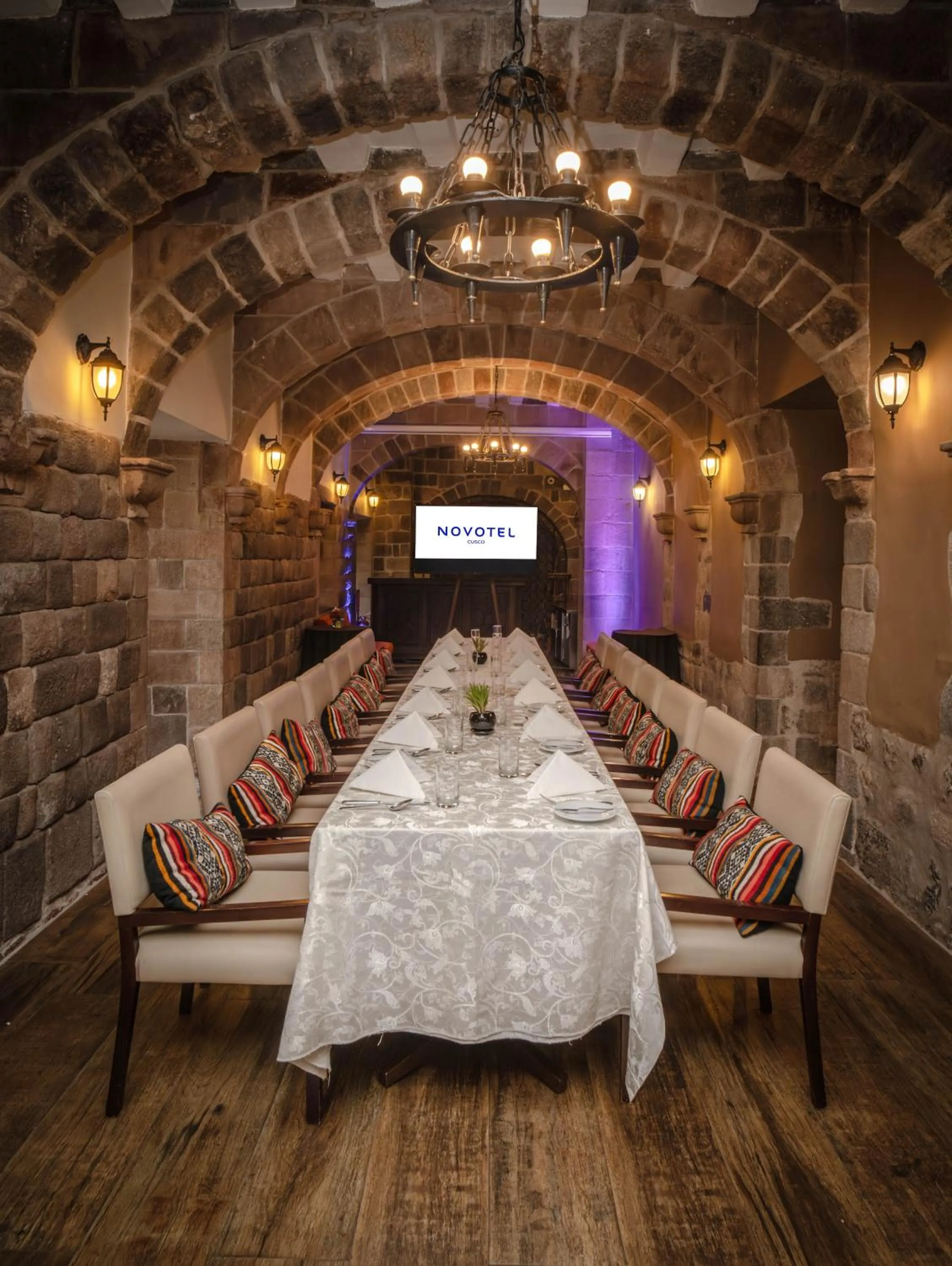 Restaurant/places to eat, Bed in Novotel Cusco