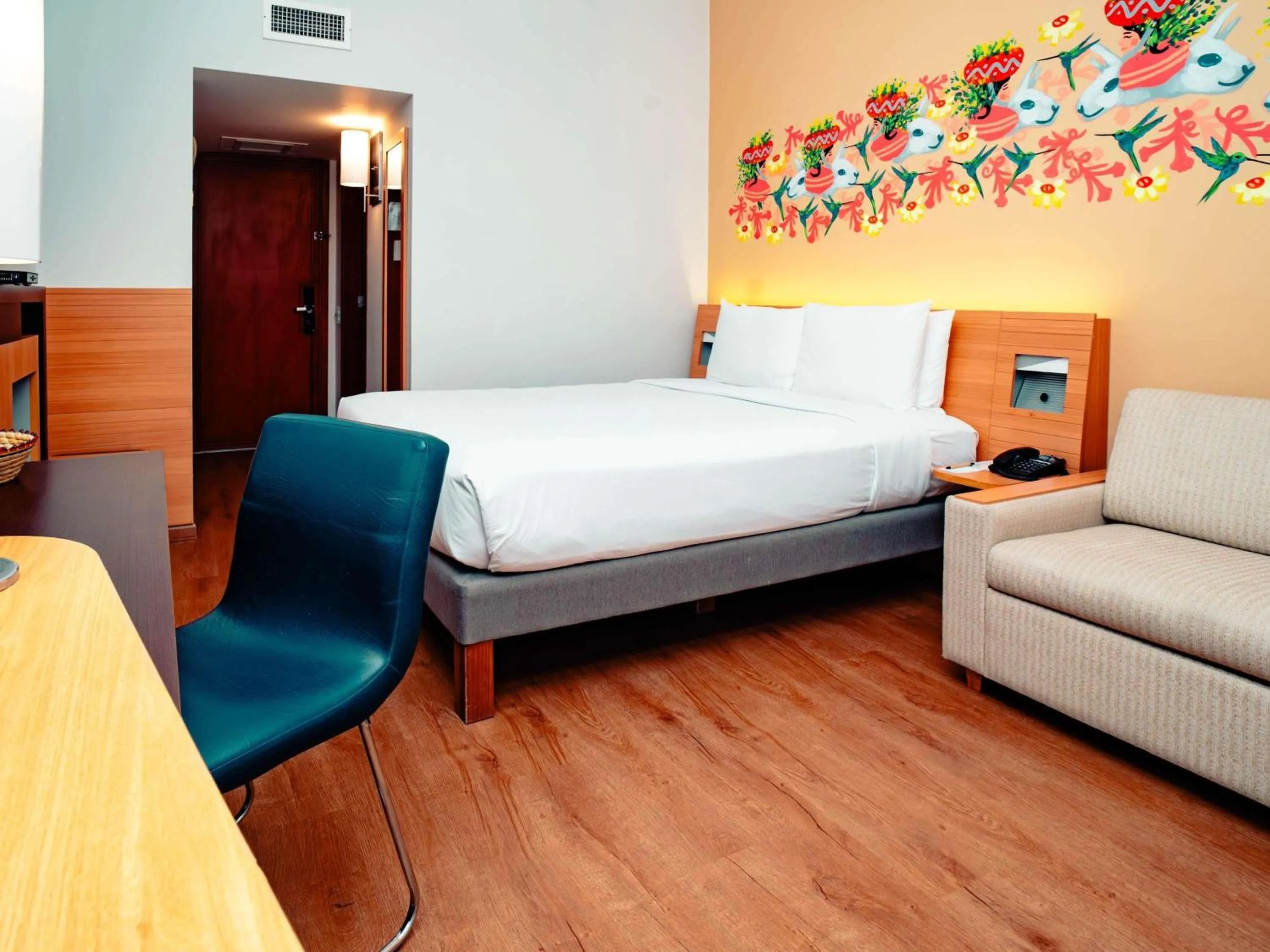 Bedroom, Bed in Novotel Cusco