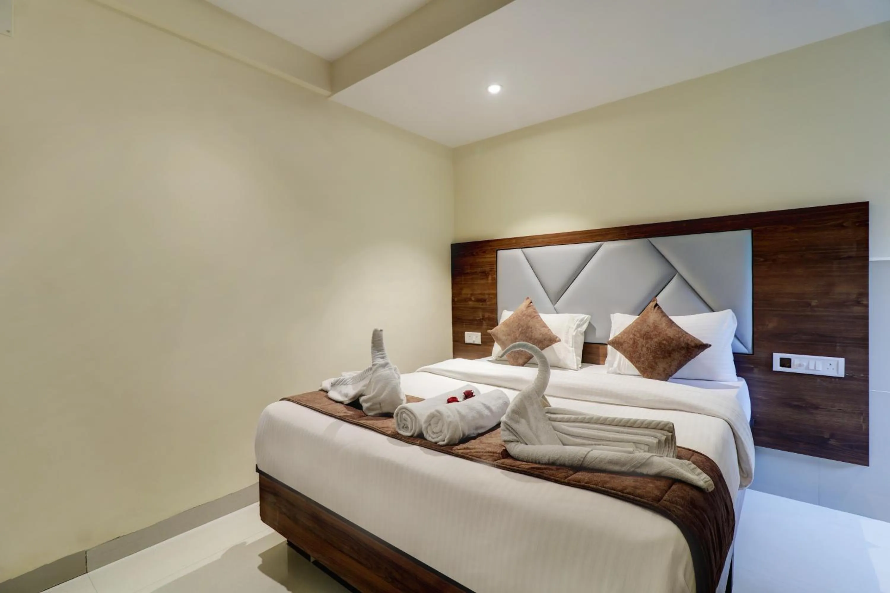 Photo of the whole room, Bed in New Parimeet Residency