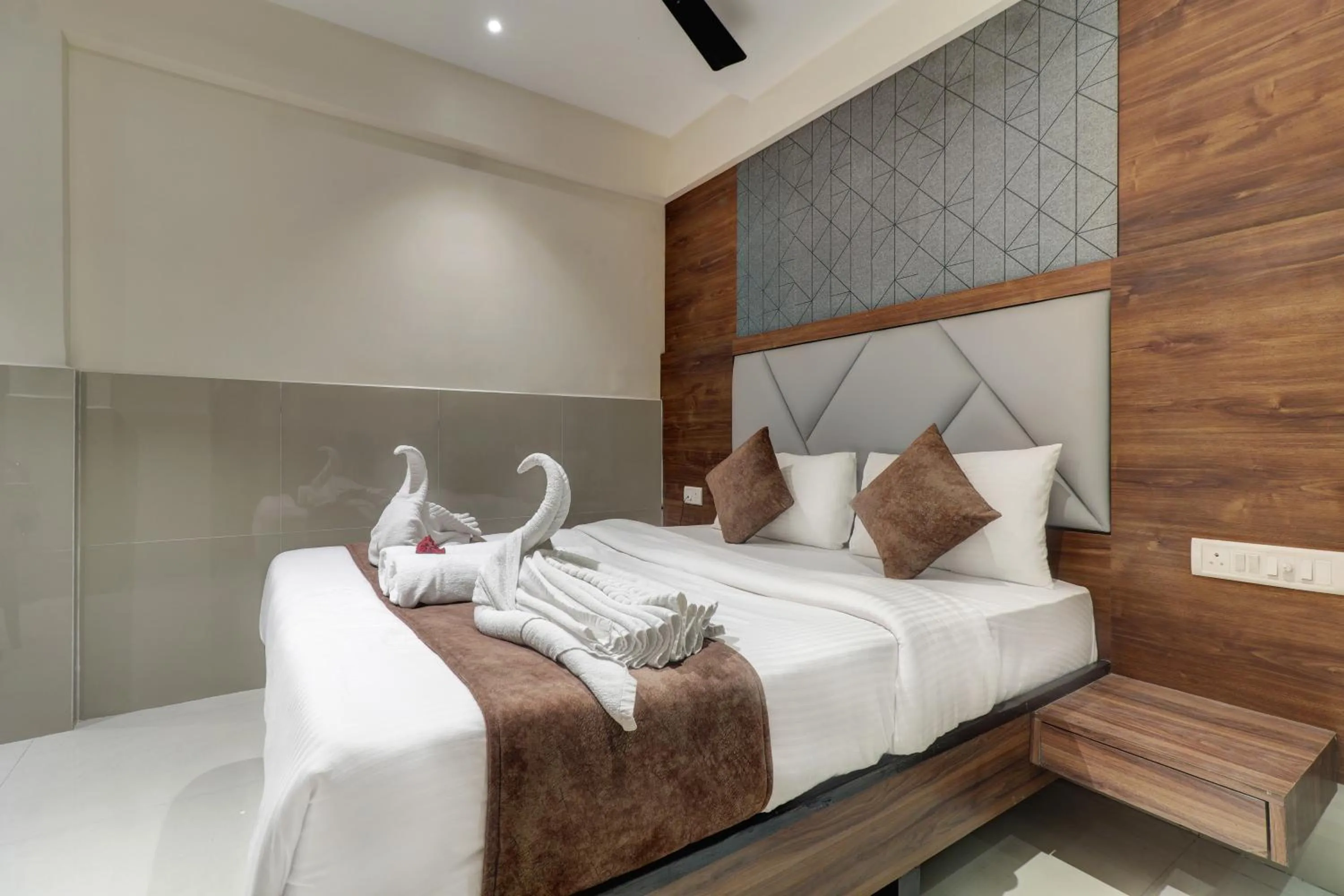 Photo of the whole room, Bed in New Parimeet Residency