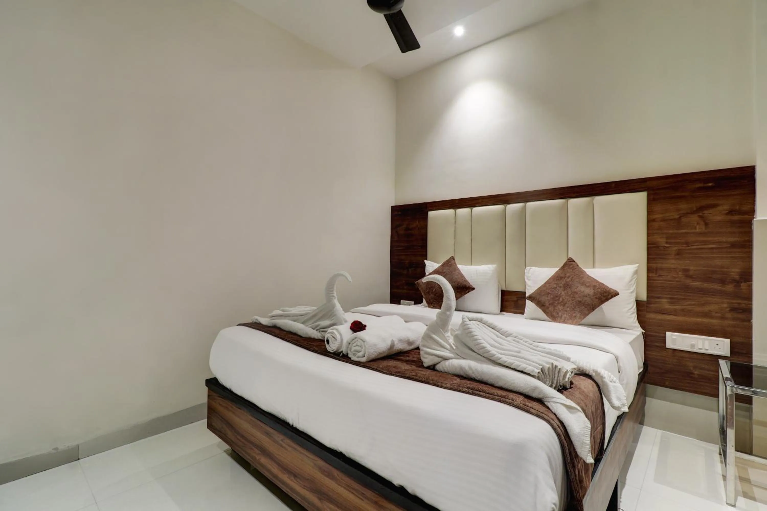 Photo of the whole room, Bed in New Parimeet Residency