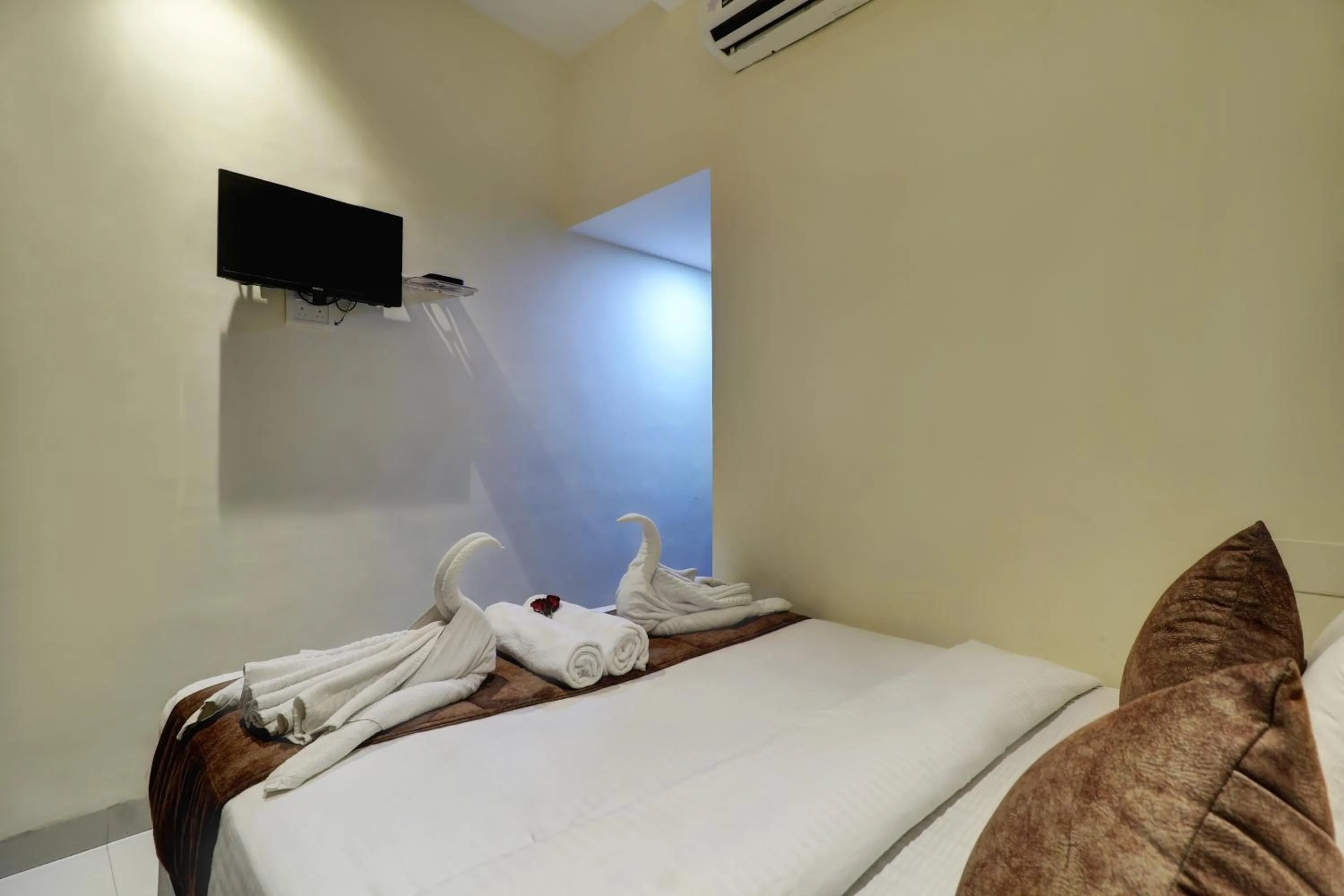 TV and multimedia, Bed in New Parimeet Residency