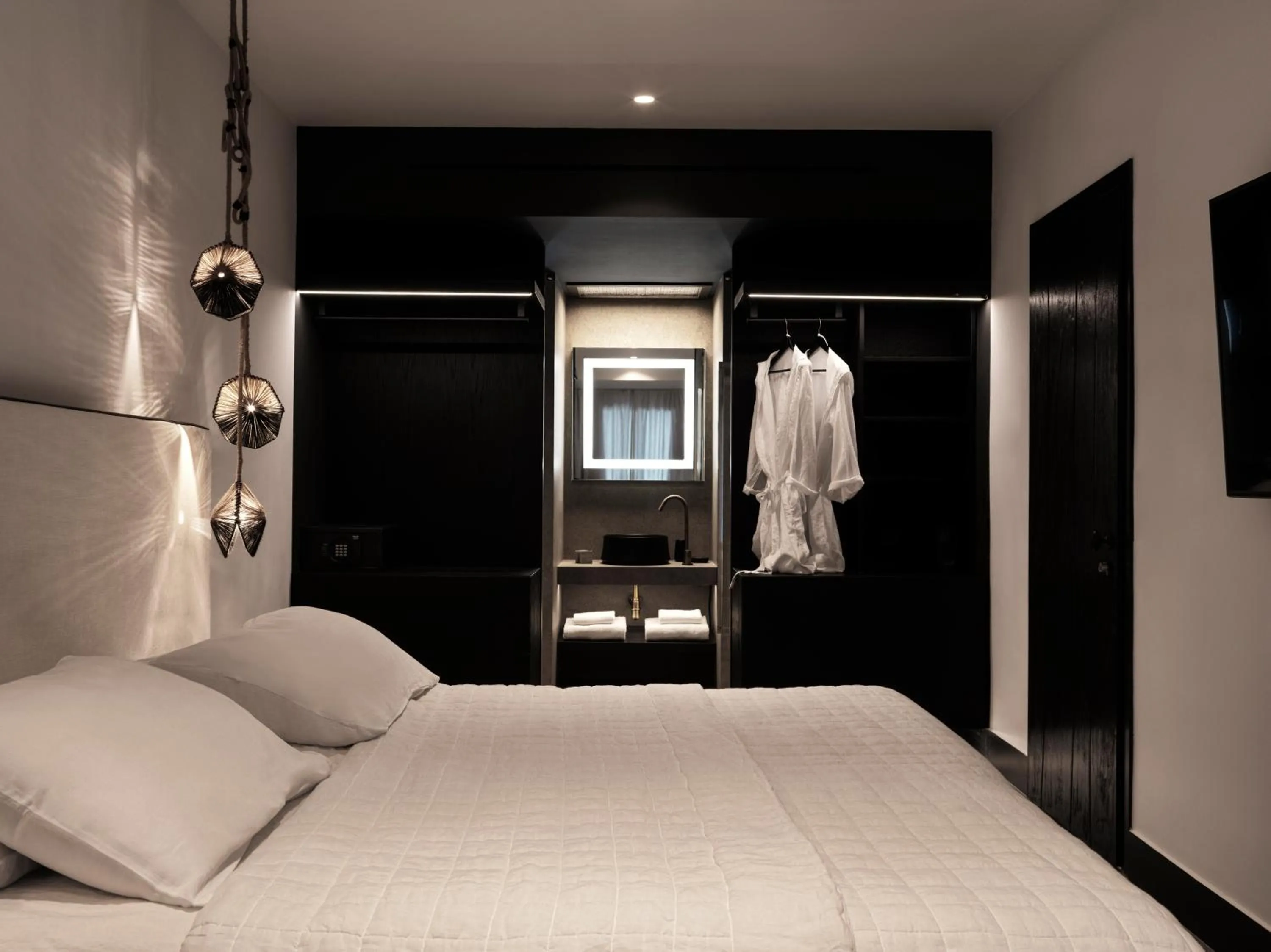 Bedroom, Bed in Liostasi