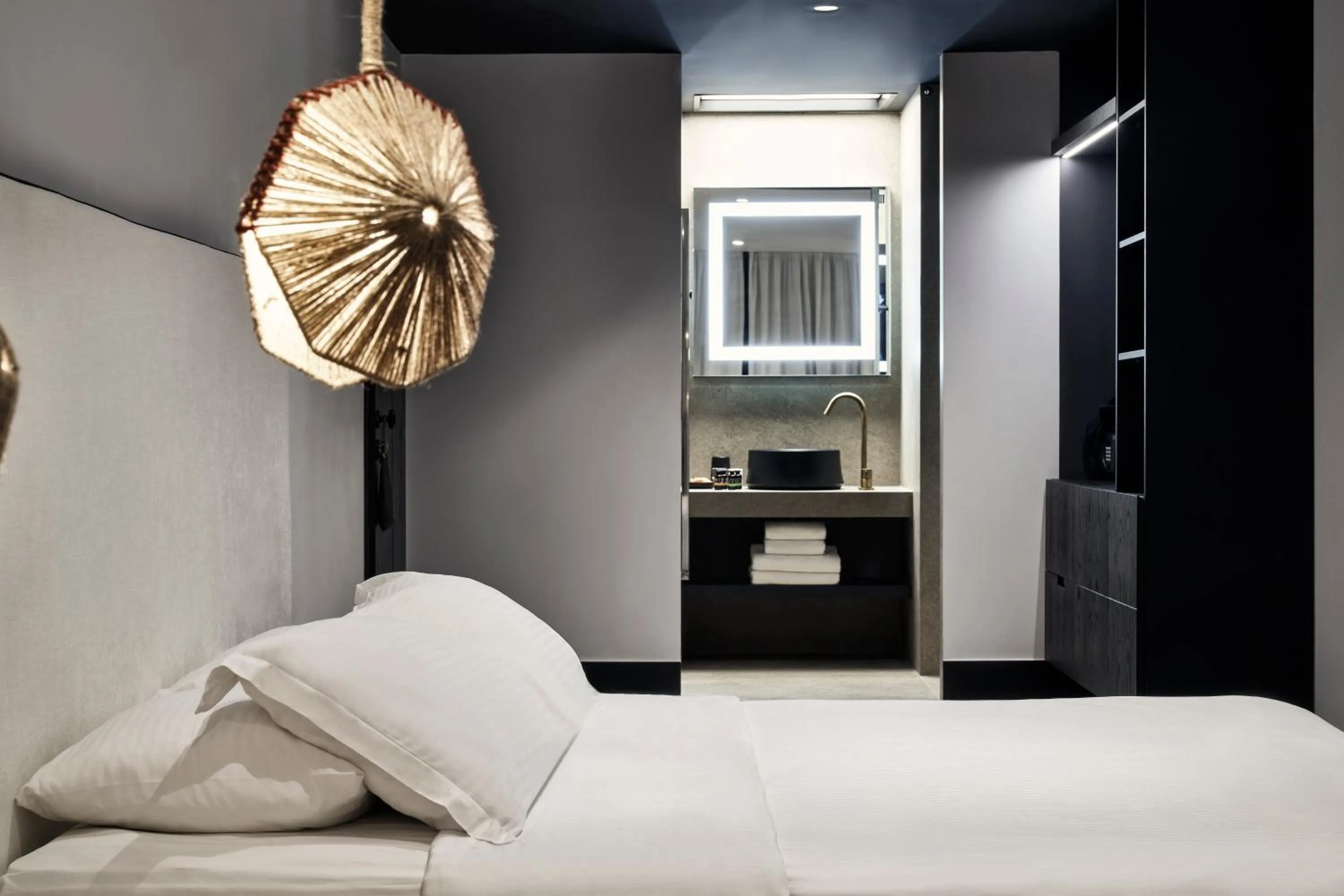 Bedroom, Bed in Liostasi