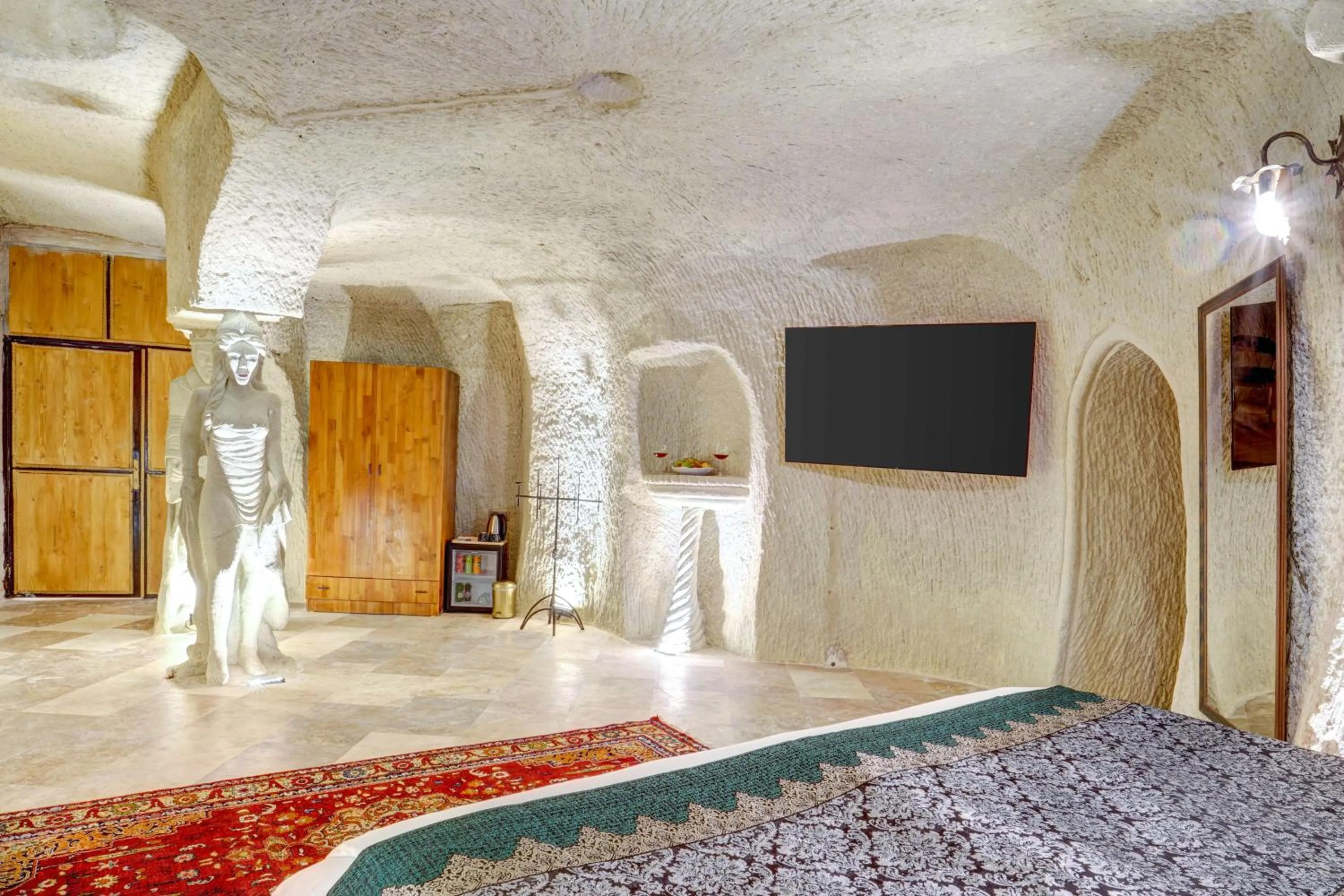 Photo of the whole room, Bed in Marbay Cave Cappadocia