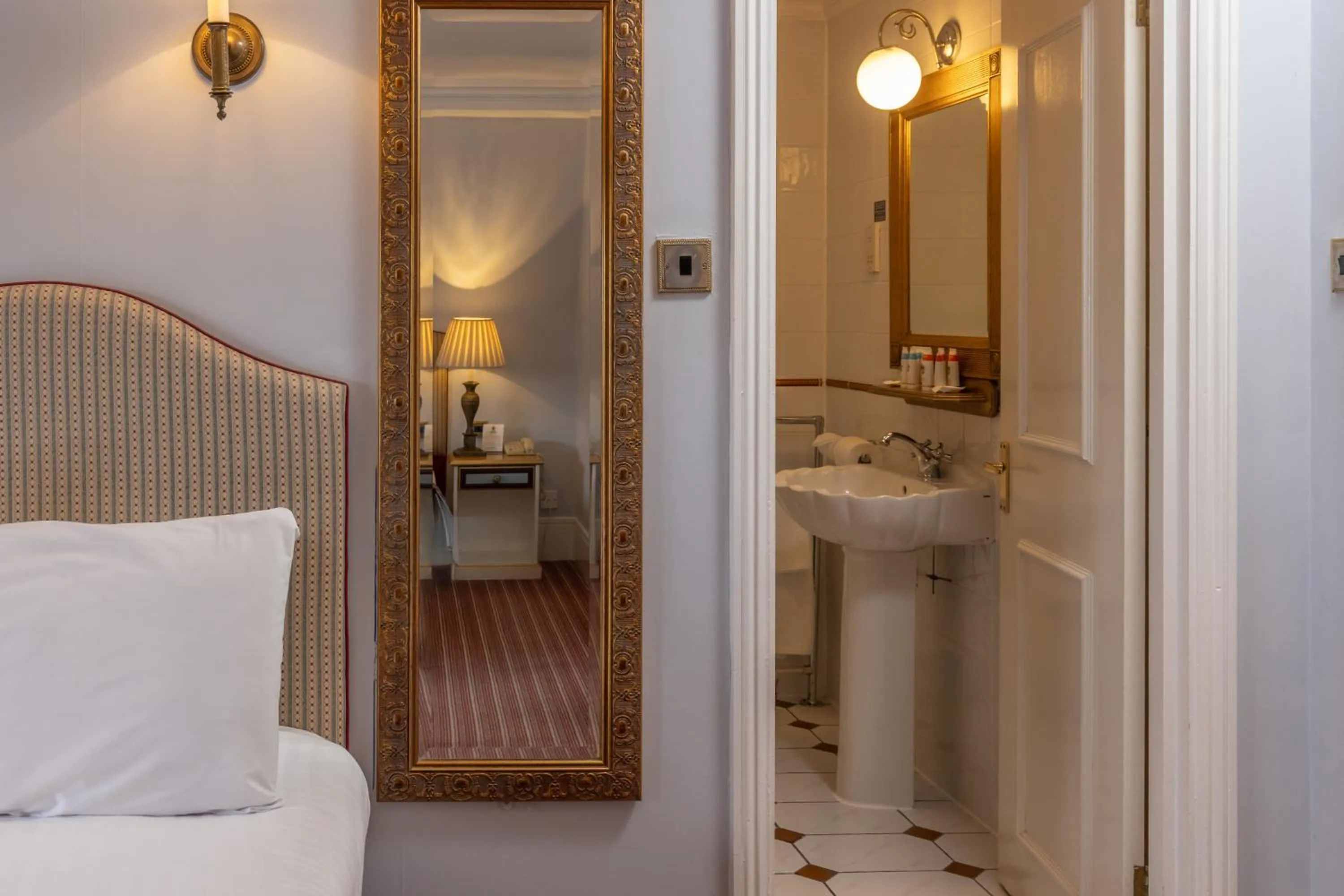 Bedroom, Bed in Best Western Abbots Barton Hotel