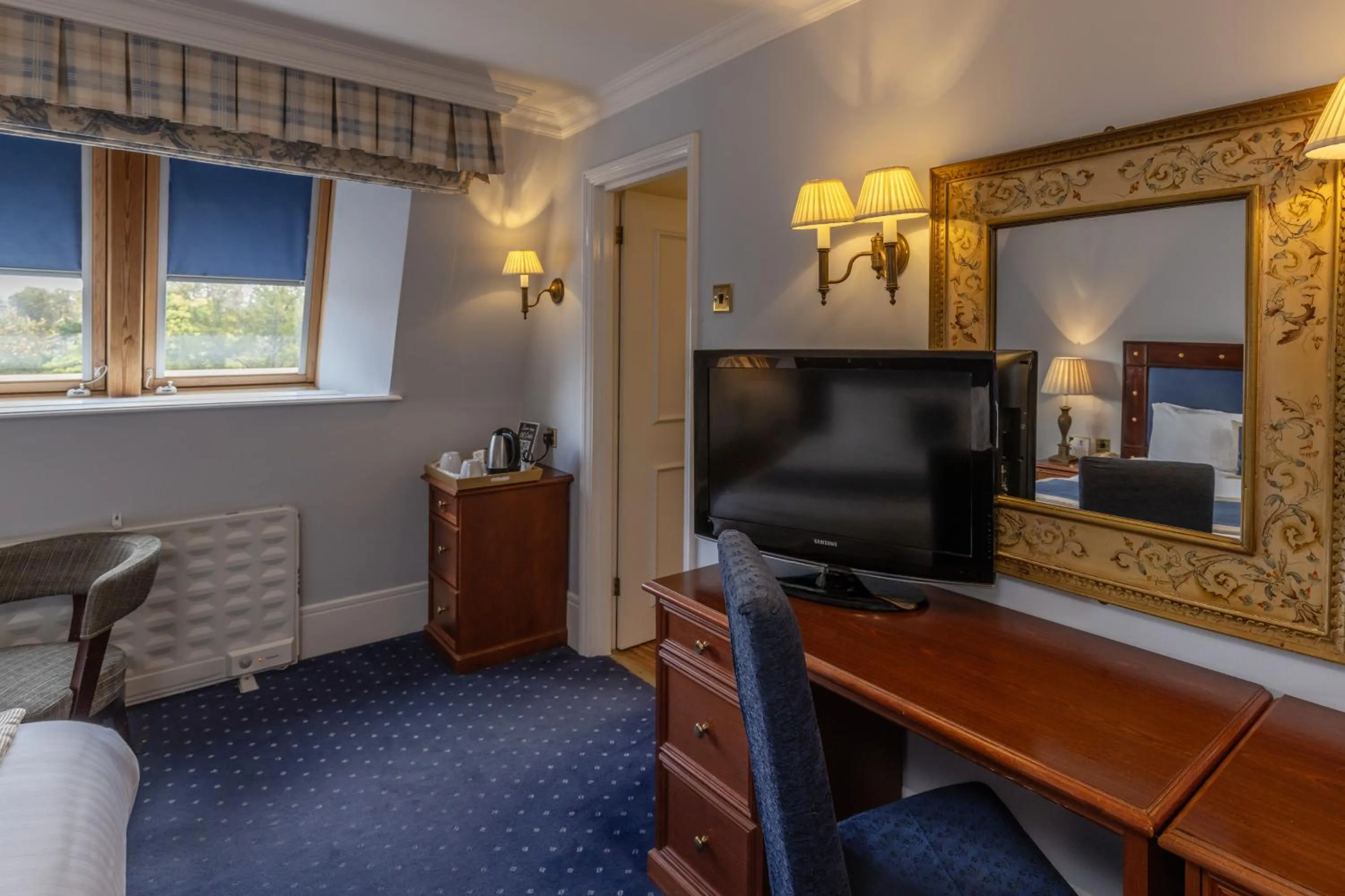 TV and multimedia in Best Western Abbots Barton Hotel