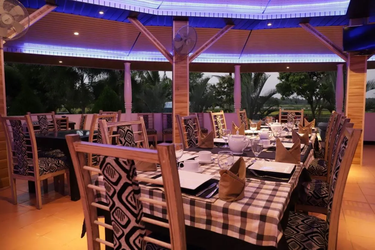 Restaurant/places to eat in Nilambara Lake View