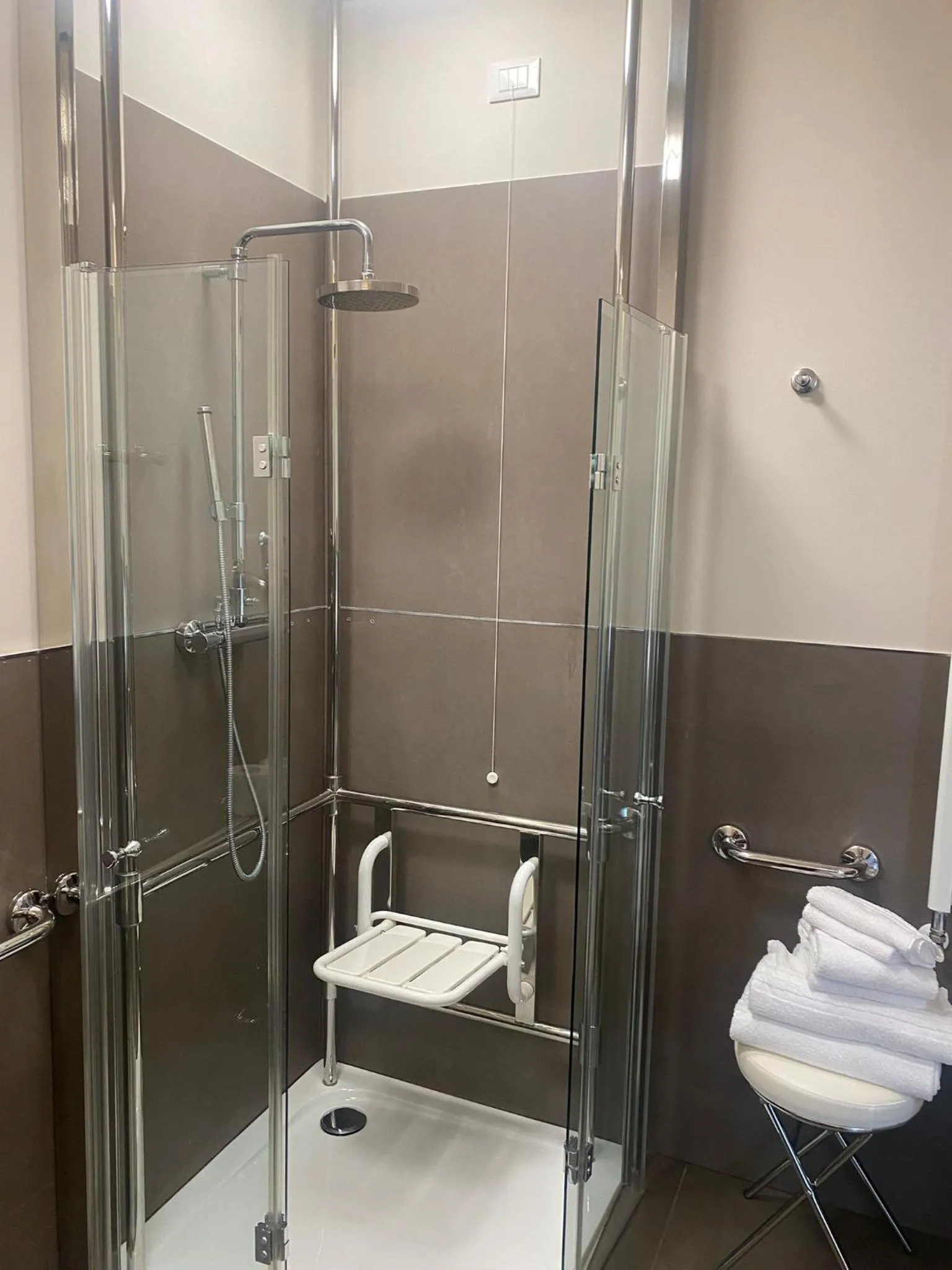 Shower in Mosaico Suite