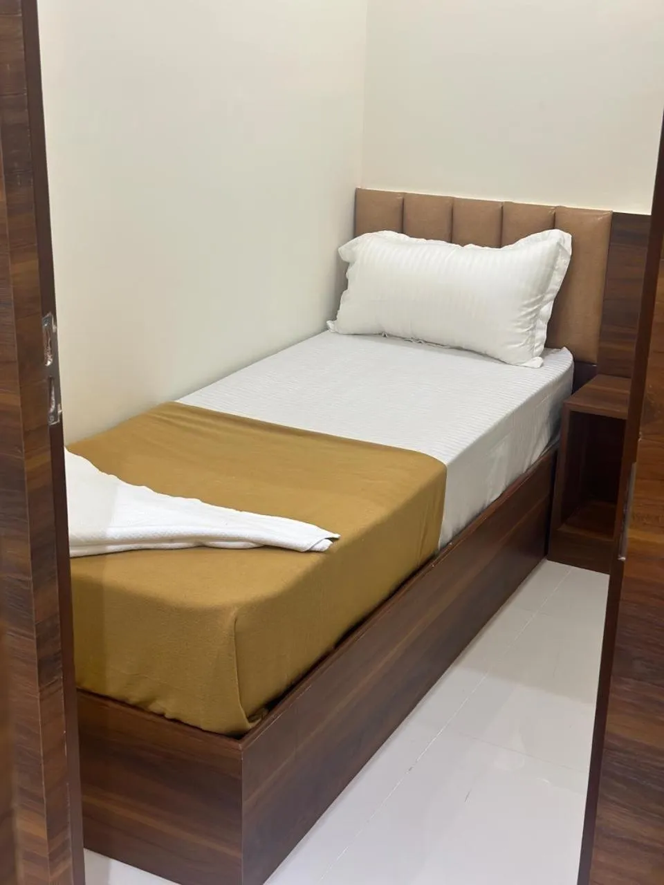 Bed in Hotel Pride Inn