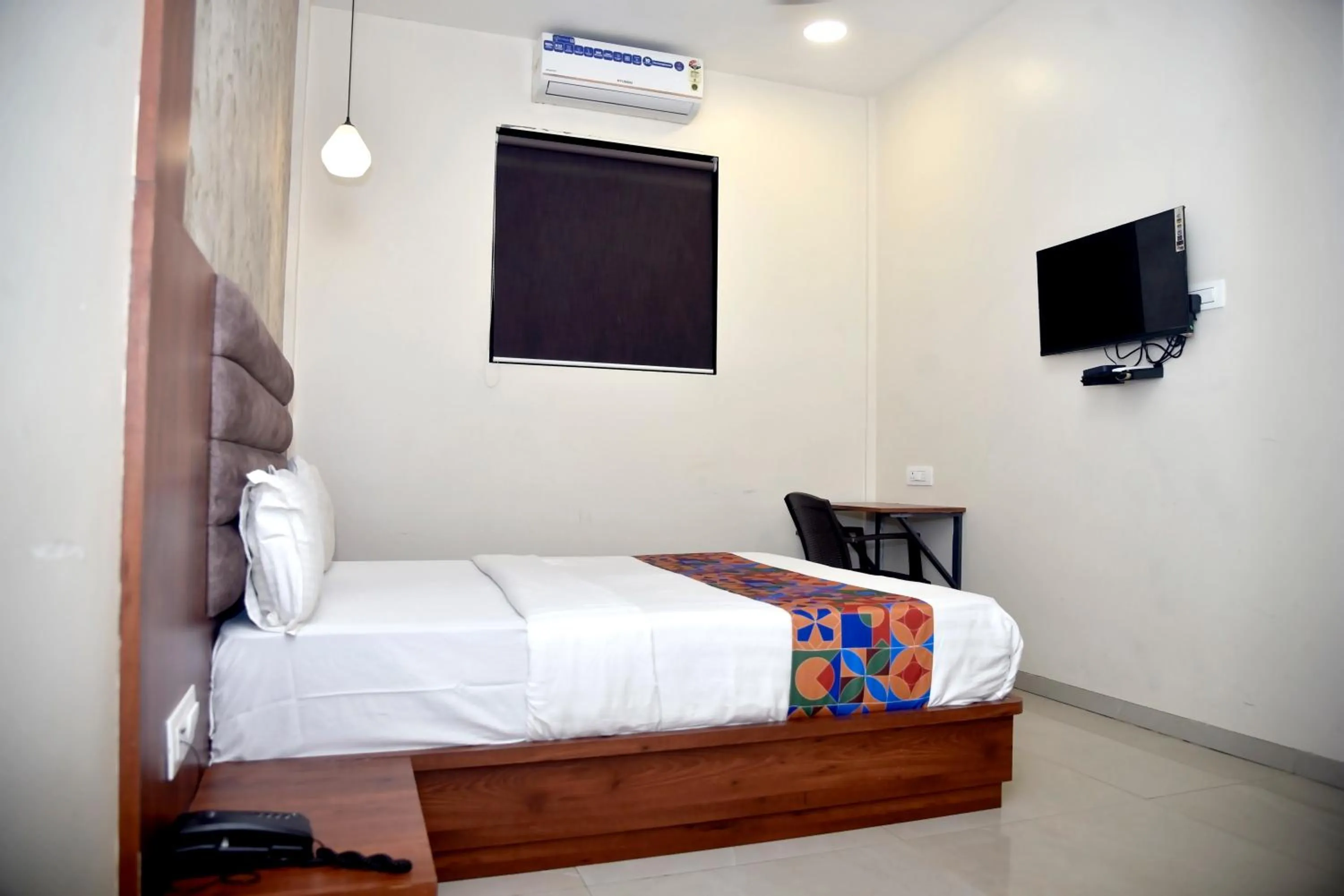 Bed in Hotel Pride Inn