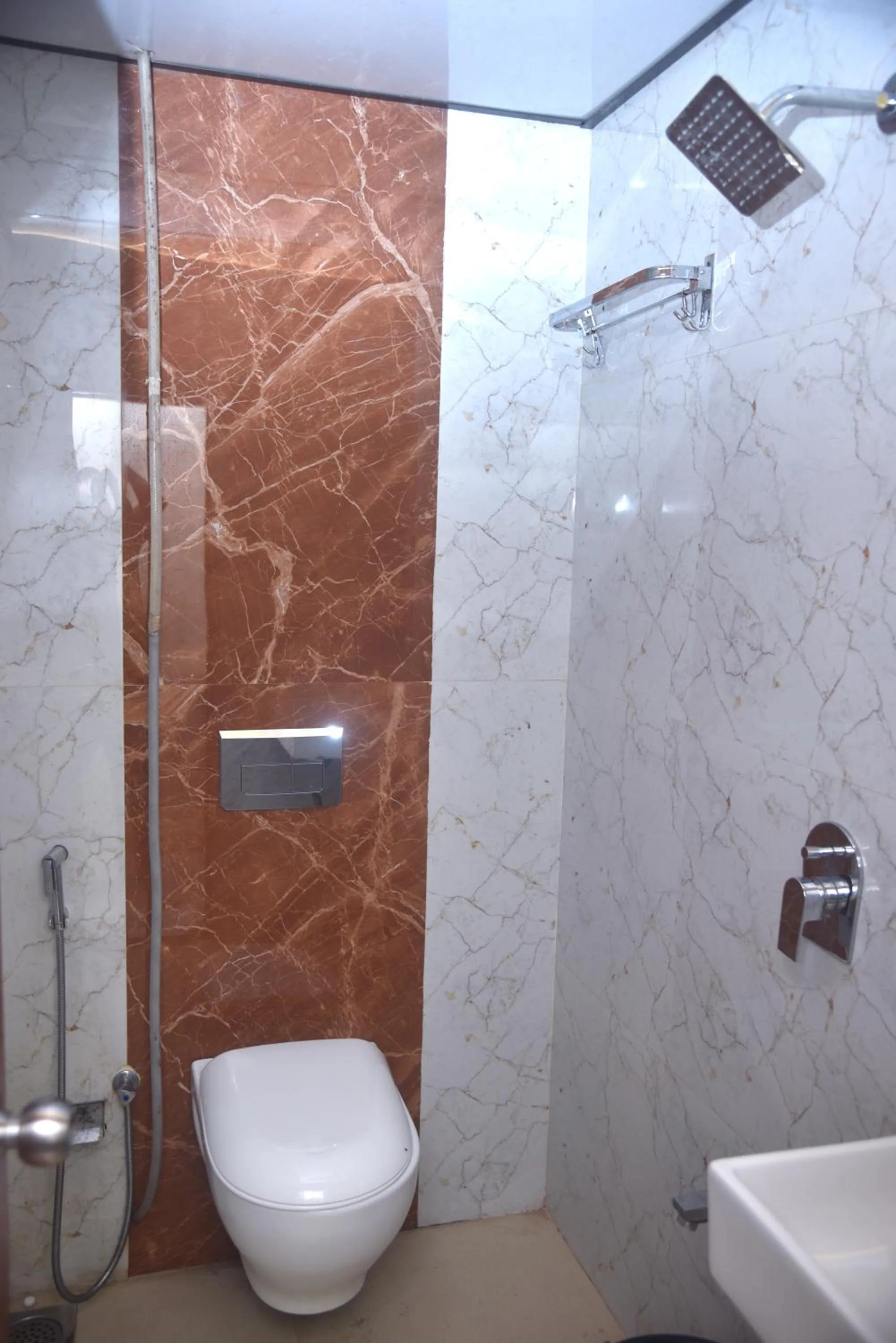 Shower in Hotel Pride Inn